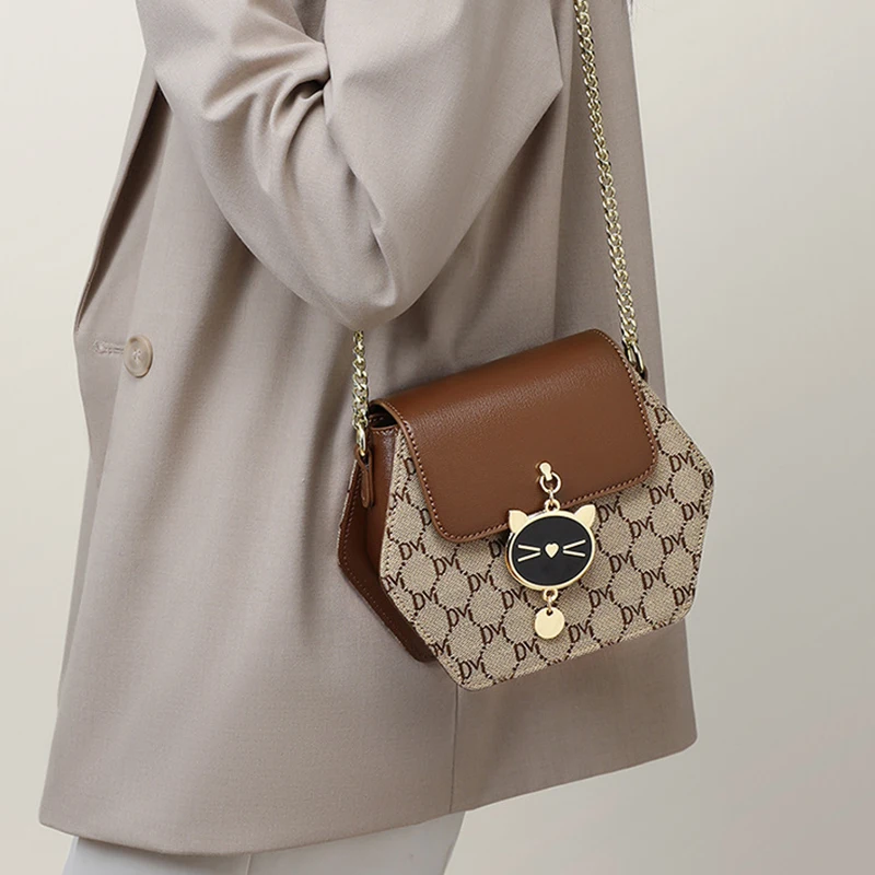 2026 New Women Trendy Monogram Print Crossbody Bag Lady Chic Cat Design Chain Shoulder Bag Female Birthday Holiday Presents
2026 New Women Trendy Monogram Print Crossbody Bag Lady Chic Cat Design Chain Shoulder Bag Female Birthday Holiday Presents