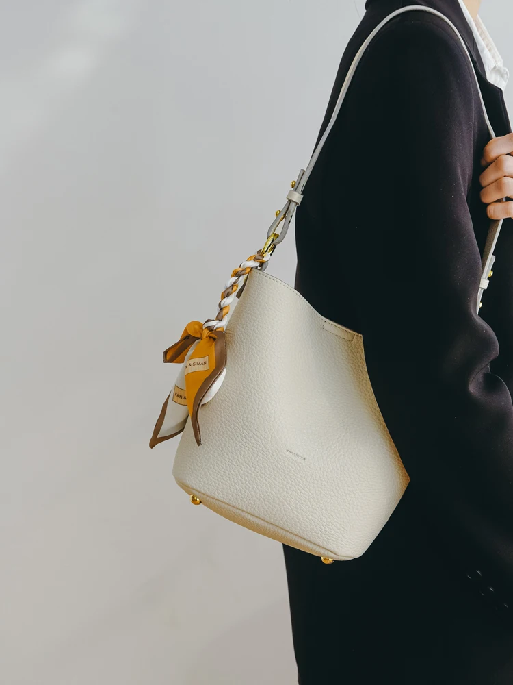 Fashionable Soft Leather Bucket Bag Women's Crossbody Shoulder Bag 2025 New Style Korean Casual Single Shoulder Satchel
Fashionable Soft Leather Bucket Bag Women's Crossbody Shoulder Bag 2025 New Style Korean Casual Single Shoulder Satchel