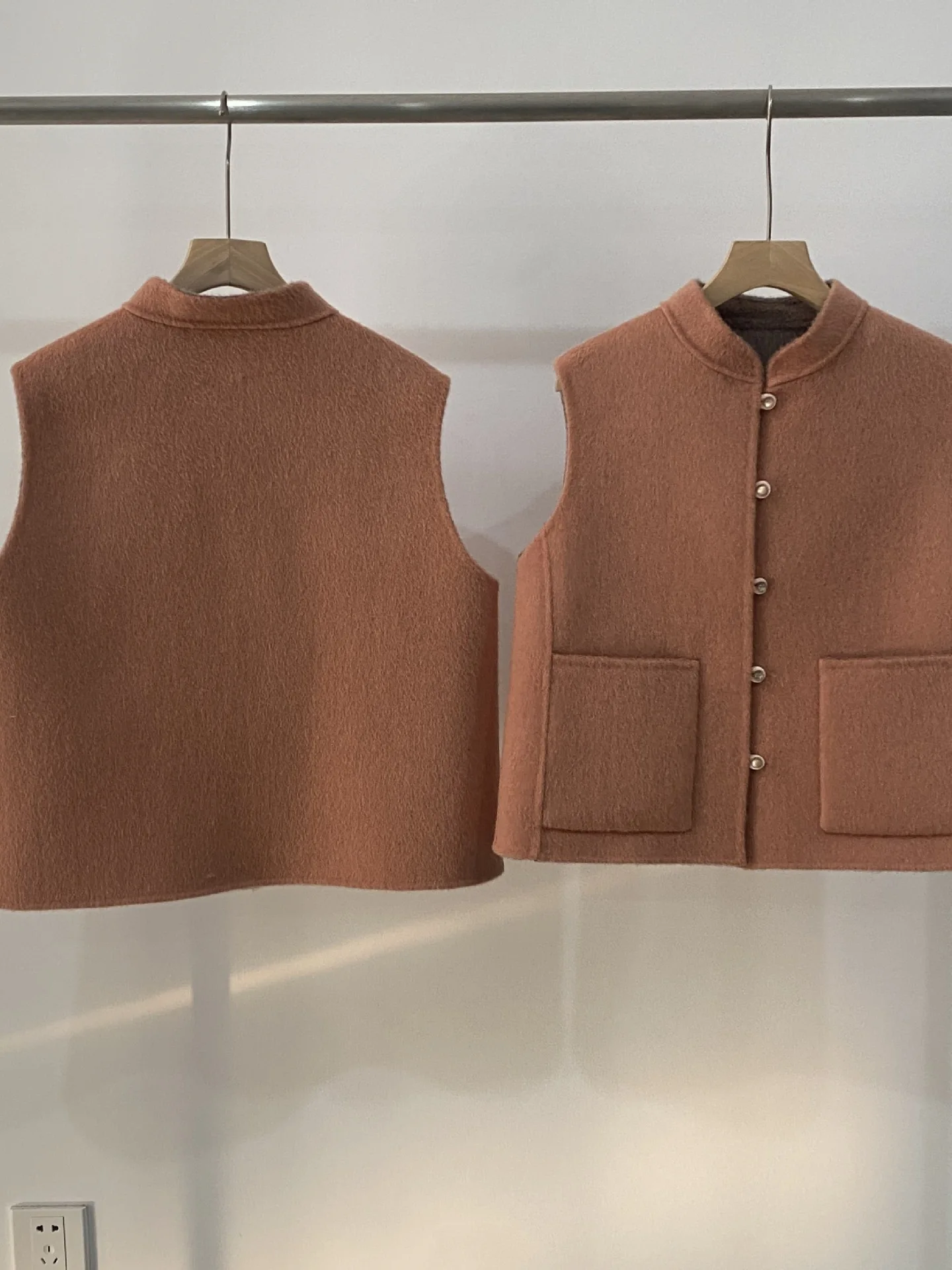 Double-Sided Woolen Vest Women's New Chinese Sle Two-Way Wear Jade Bead Knit Stand Collar Warm Fce Outerwear
Double-Sided Woolen Vest Women's New Chinese Sle Two-Way Wear Jade Bead Knit Stand Collar Warm Fce Outerwear
