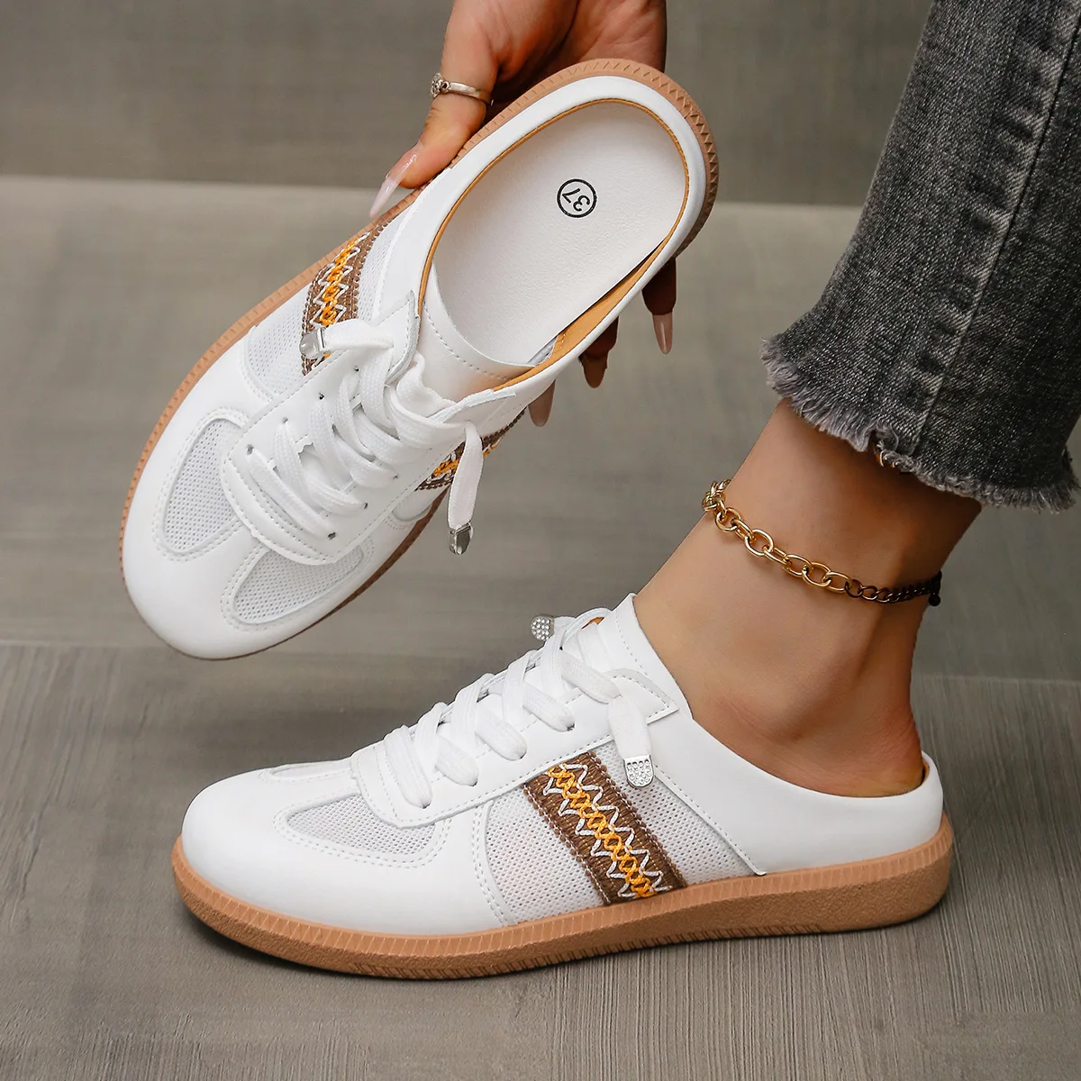 2025 summer new women's shoes are retro, casual, sports, versatile and comfortable, with a breathable mesh surface
2025 summer new women's shoes are retro, casual, sports, versatile and comfortable, with a breathable mesh surface