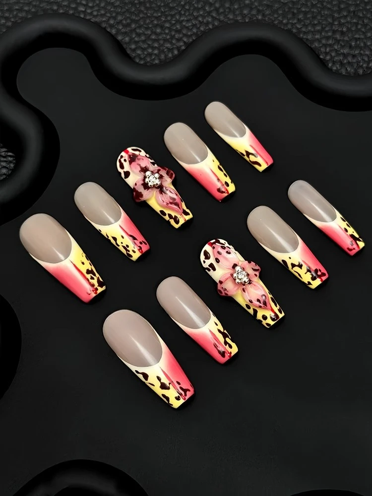 Blooming, Manicure Is Worn, and Hand-pinched Flowers Are Three-dimensional French Two-color Handmade Nail Pieces.
Blooming, Manicure Is Worn, and Hand-pinched Flowers Are Three-dimensional French Two-color Handmade Nail Pieces.