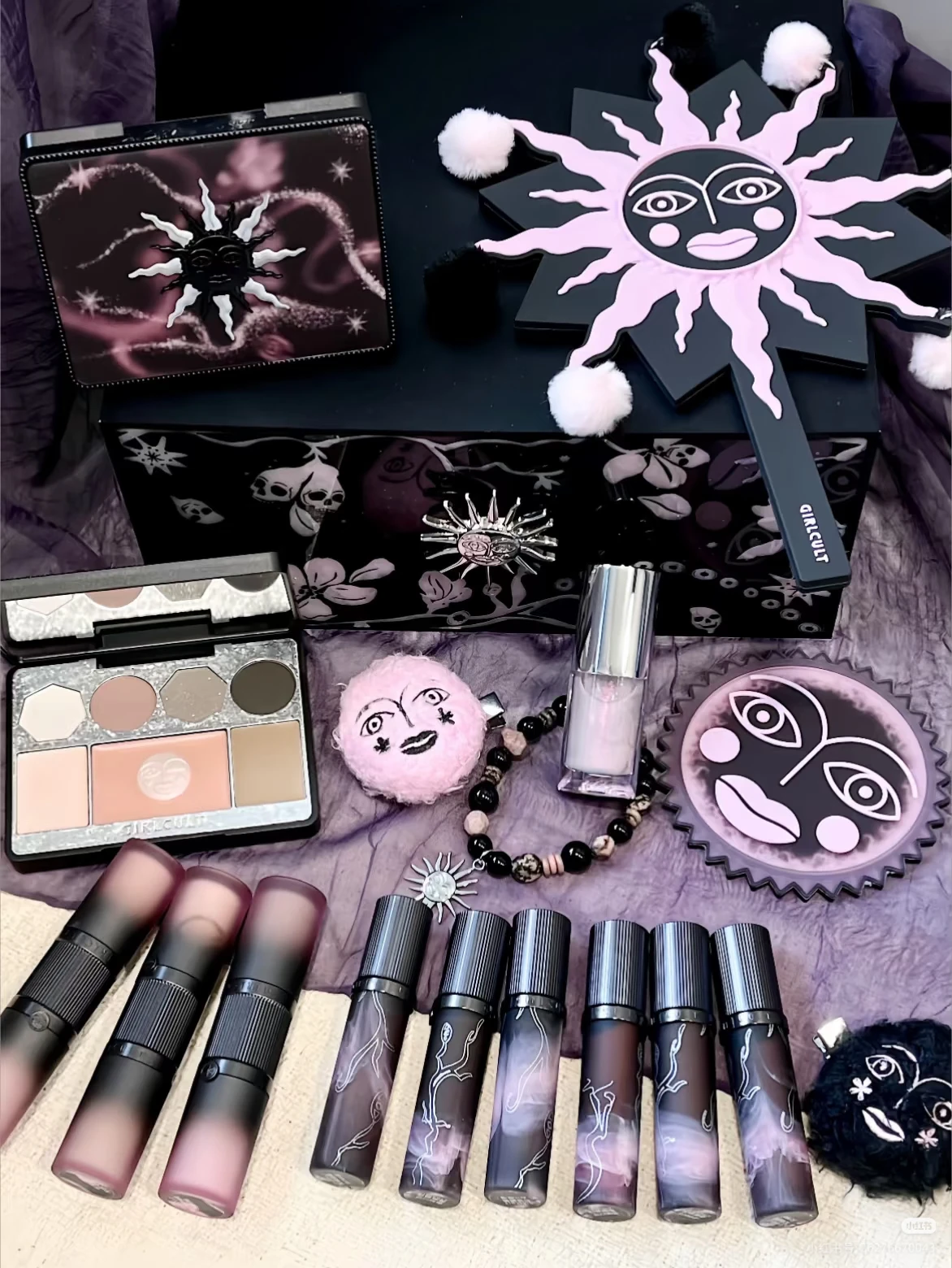 Girlcult Materia Medica Series ALLIN Makeup Gift Box Eyeshadow Face Integrated Palette Lip Gloss Handheld Mirror Gift Set
Girlcult Materia Medica Series ALLIN Makeup Gift Box Eyeshadow Face Integrated Palette Lip Gloss Handheld Mirror Gift Set