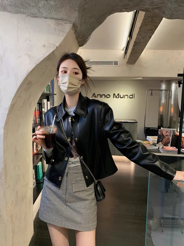 Новая коллекция: Женская кожаная куртка свободного кроя в байкерском стиле, повседневная, высокого качества, осенне-зимняя, укороченная, стройнящая, стильная
Новая коллекция: Женская кожаная куртка свободного кроя в байкерском стиле, повседневная, высокого качества, осенне-зимняя, укороченная, стройнящая, стильная