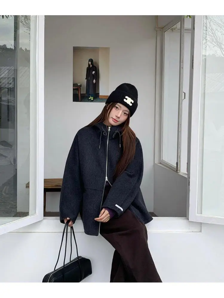 Женская укороченная шерстяная куртка с капюшоном, весна-осень 2026, свободный повседневный стиль, 100% шерсть
Женская укороченная шерстяная куртка с капюшоном, весна-осень 2026, свободный повседневный стиль, 100% шерсть