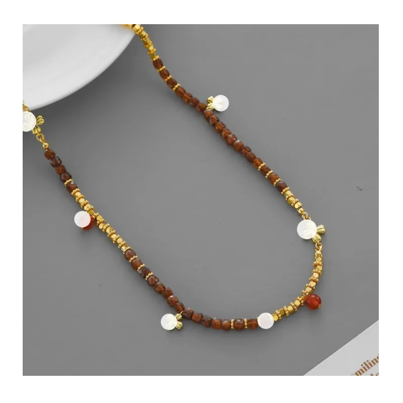 Lucky Talisman Series Necklace Autumn and Winter Retro Niche Garnet Clover Long Beaded Sweater Chain
Lucky Talisman Series Necklace Autumn and Winter Retro Niche Garnet Clover Long Beaded Sweater Chain