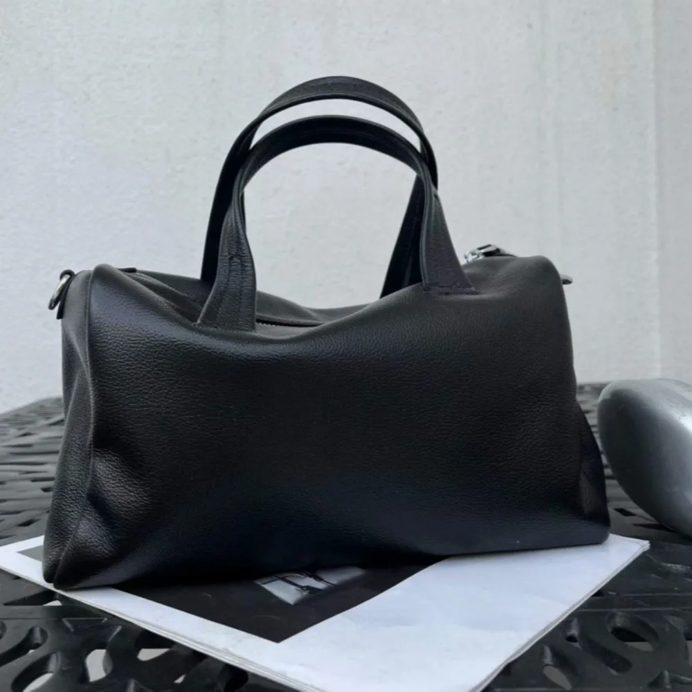 Niche New Pillow Bag Minimalist Style Large Capacity Leather Messenger Texture Unique Fashion Simple Casual Daily Women Premium
Niche New Pillow Bag Minimalist Style Large Capacity Leather Messenger Texture Unique Fashion Simple Casual Daily Women Premium