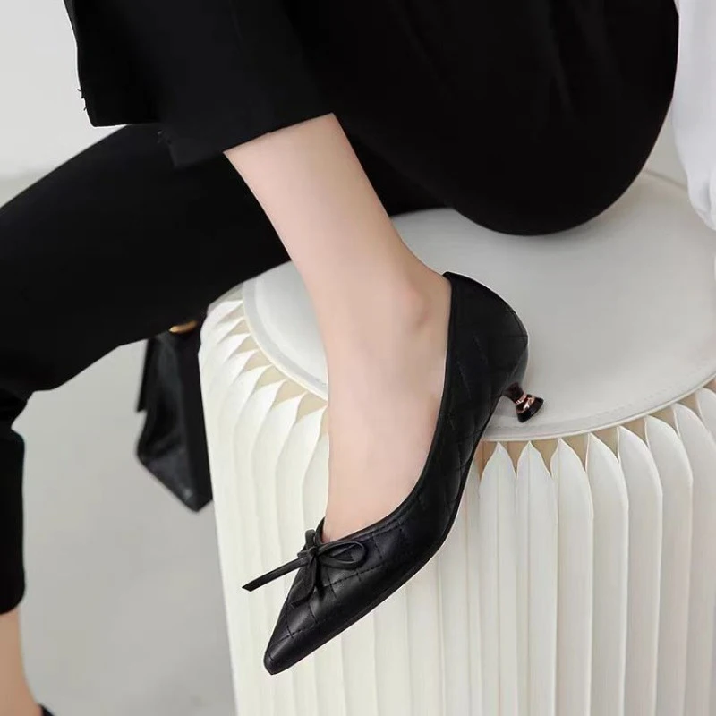 Elegant French Style Black Pointed Toe Low Heel Women Pumps with Bow Detail Soft Leather Office Work Shoes Comfortable Professio
Elegant French Style Black Pointed Toe Low Heel Women Pumps with Bow Detail Soft Leather Office Work Shoes Comfortable Professio