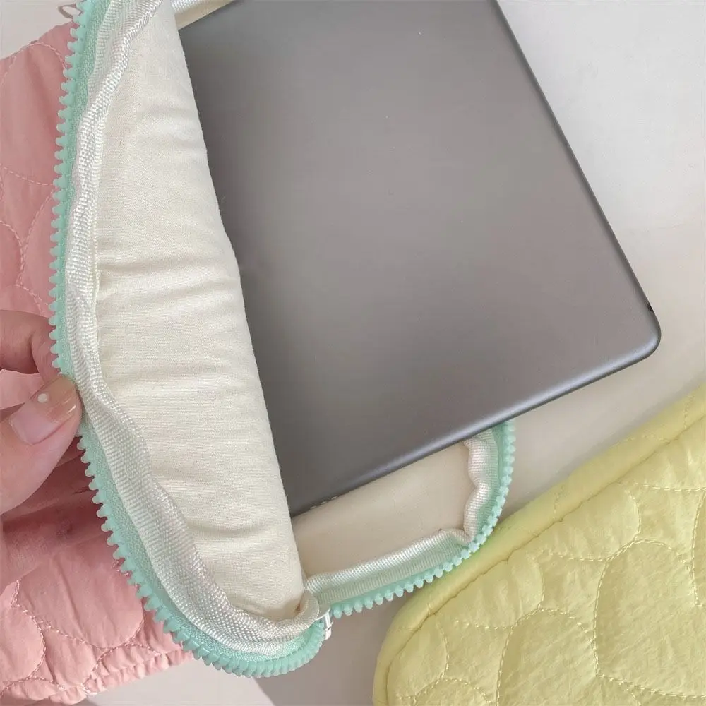 Practical Quilted Laptop Storage Bag Love Plaid Cartoon Prints Tablet Sleeve Pouch Protective Shockproof Cosmetic Bag For Women
Practical Quilted Laptop Storage Bag Love Plaid Cartoon Prints Tablet Sleeve Pouch Protective Shockproof Cosmetic Bag For Women