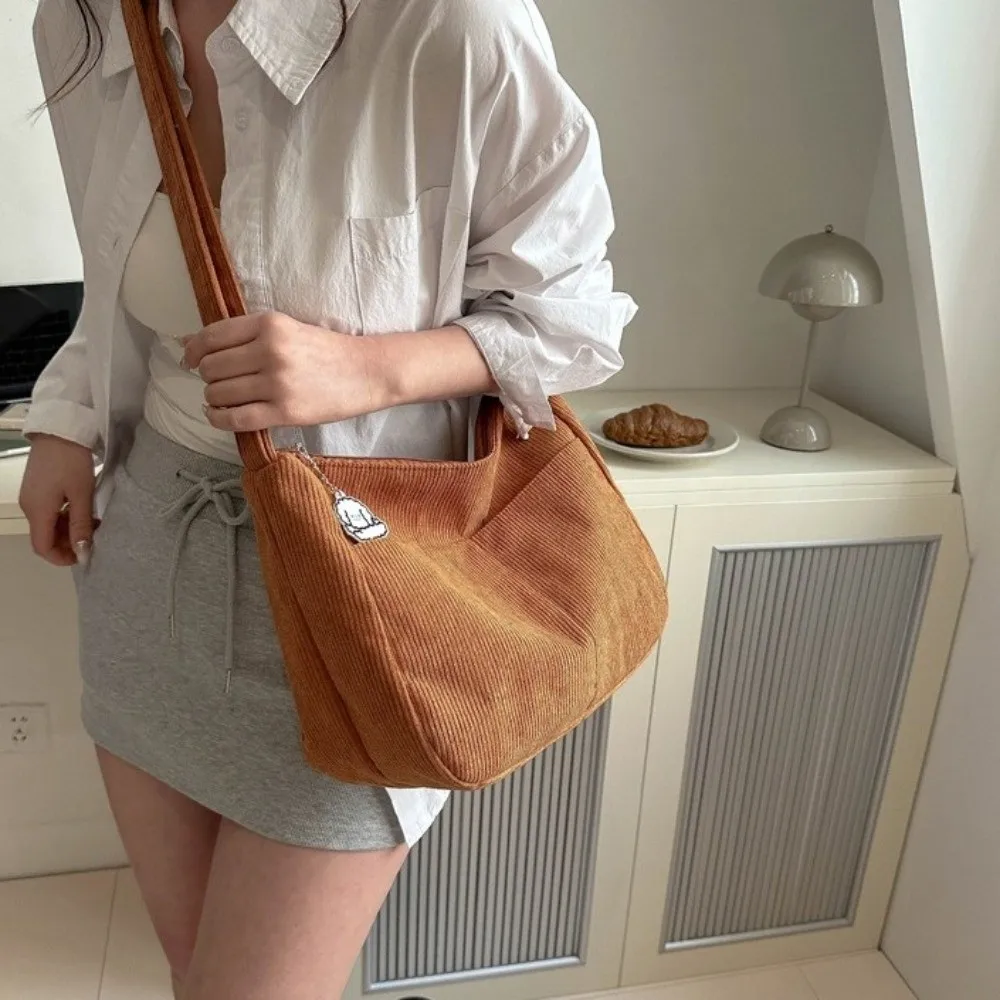 Сплошная вельветовая сумка на плечо в корейском стиле, большая вместительная сумка через плечо, ручная сумка с подвеской, женская большая сумка, универсальная
Сплошная вельветовая сумка на плечо в корейском стиле, большая вместительная сумка через плечо, ручная сумка с подвеской, женская большая сумка, универсальная