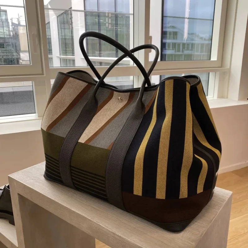 2026 striped canvas handbag shoulder bag light luxury big-name messenger bag European and American trend large-capacity bag
2026 striped canvas handbag shoulder bag light luxury big-name messenger bag European and American trend large-capacity bag