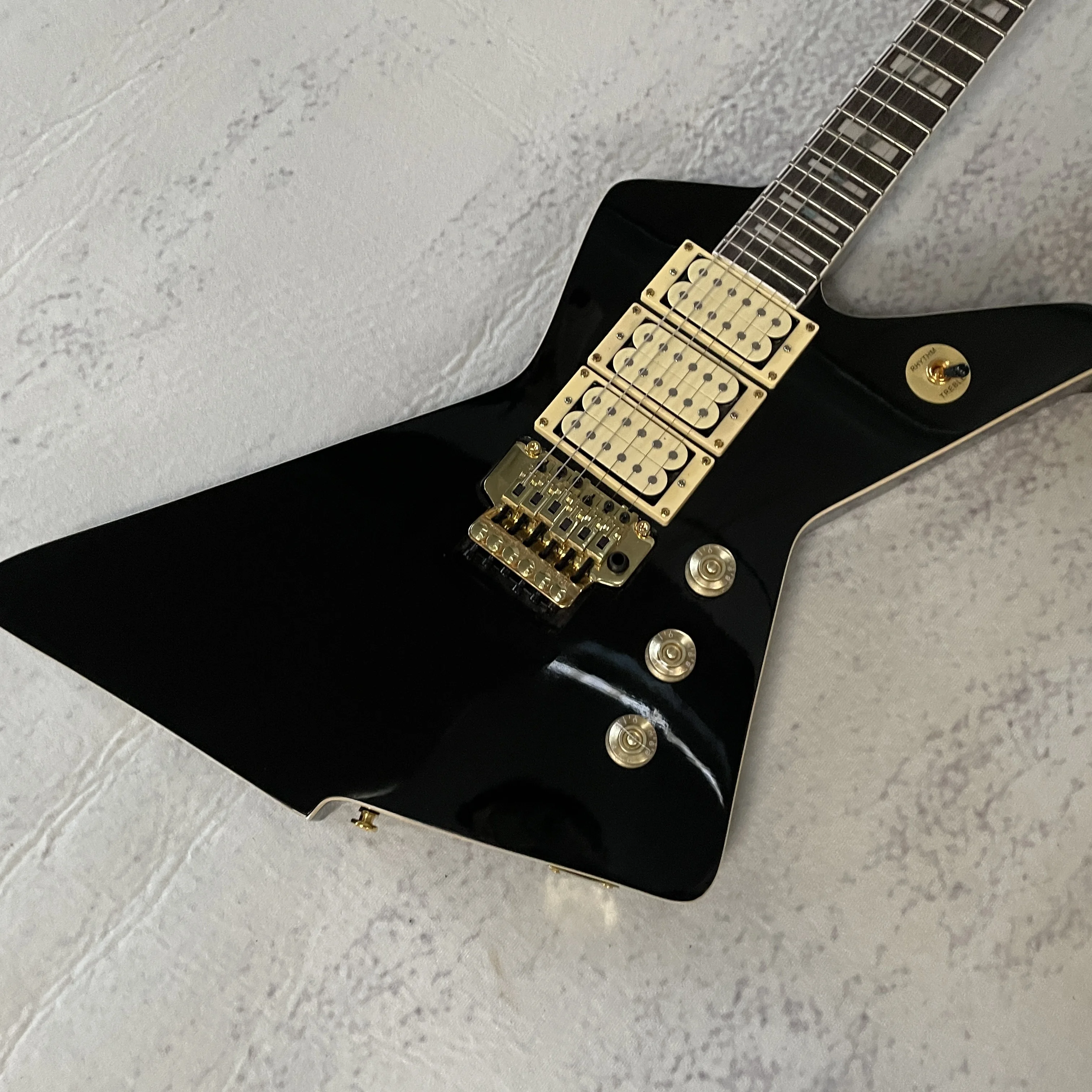 Черная шестиструнная электрогитара, с высококачественным тоном, тремя звукоснимателями.
Черная шестиструнная электрогитара, с высококачественным тоном, тремя звукоснимателями.