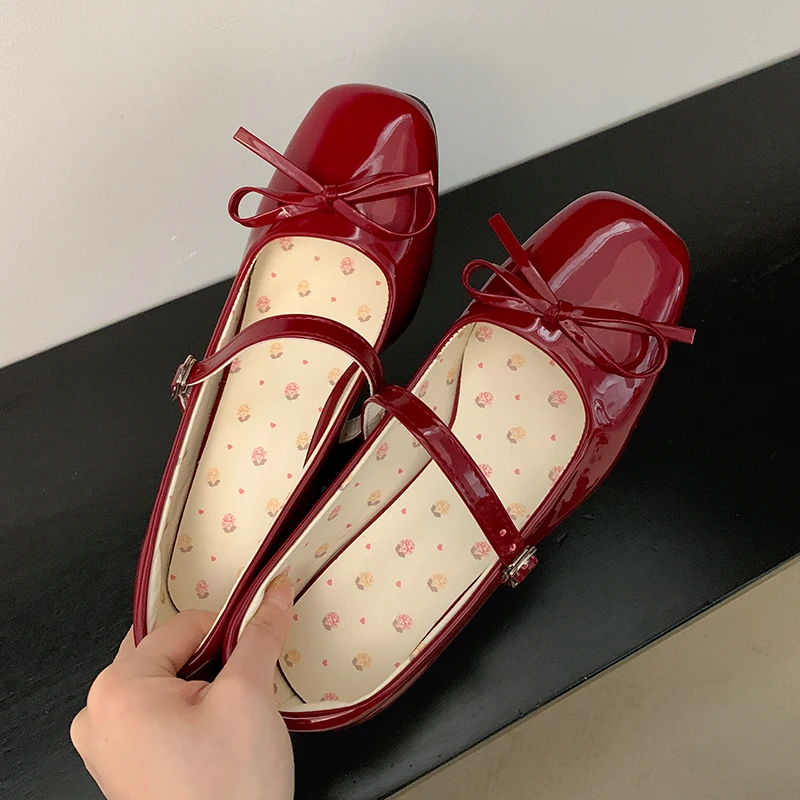 Модные женские туфли Мэри Джейн из лакированной кожи с пряжкой, бантом и высоким каблуком, на массивном каблуке, повседневные туфли без каблука
Модные женские туфли Мэри Джейн из лакированной кожи с пряжкой, бантом и высоким каблуком, на массивном каблуке, повседневные туфли без каблука