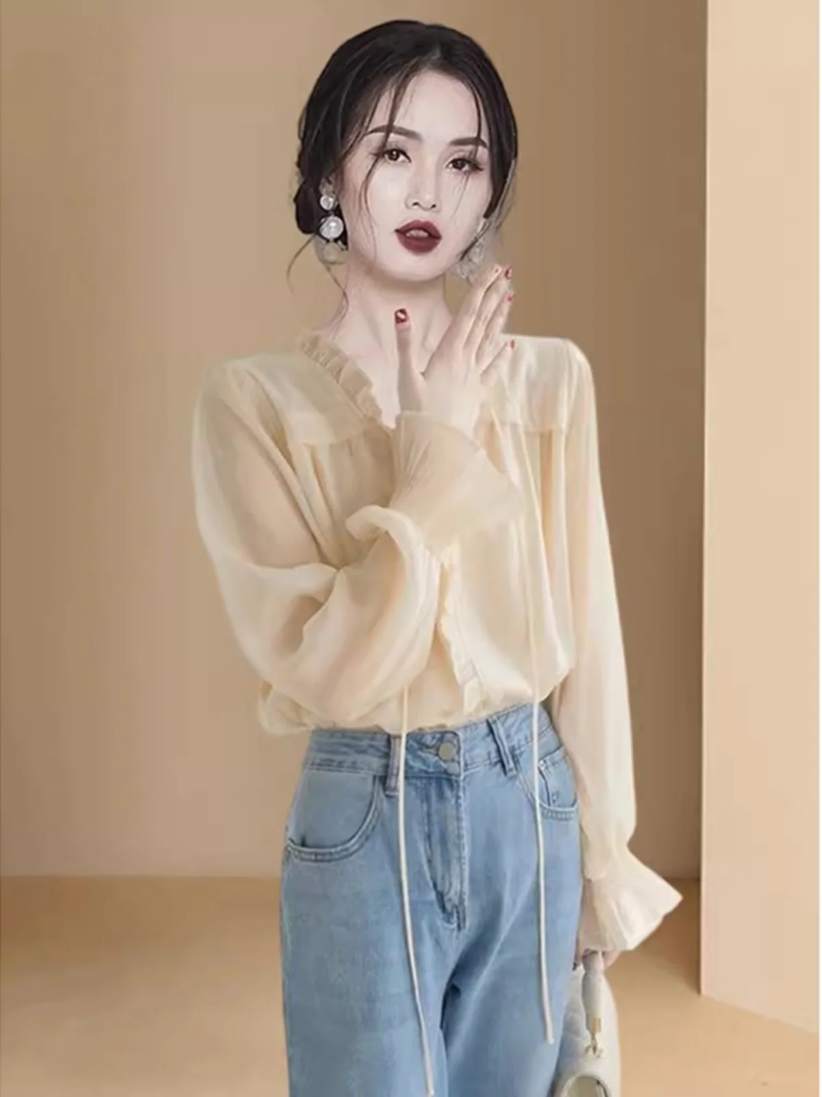 Elegant Women's Fashion High-End Retro Lantern Sleeve Long Sleeve Chiffon Shirt Korean Style Commute Style V-neck Regular Length
Elegant Women's Fashion High-End Retro Lantern Sleeve Long Sleeve Chiffon Shirt Korean Style Commute Style V-neck Regular Length