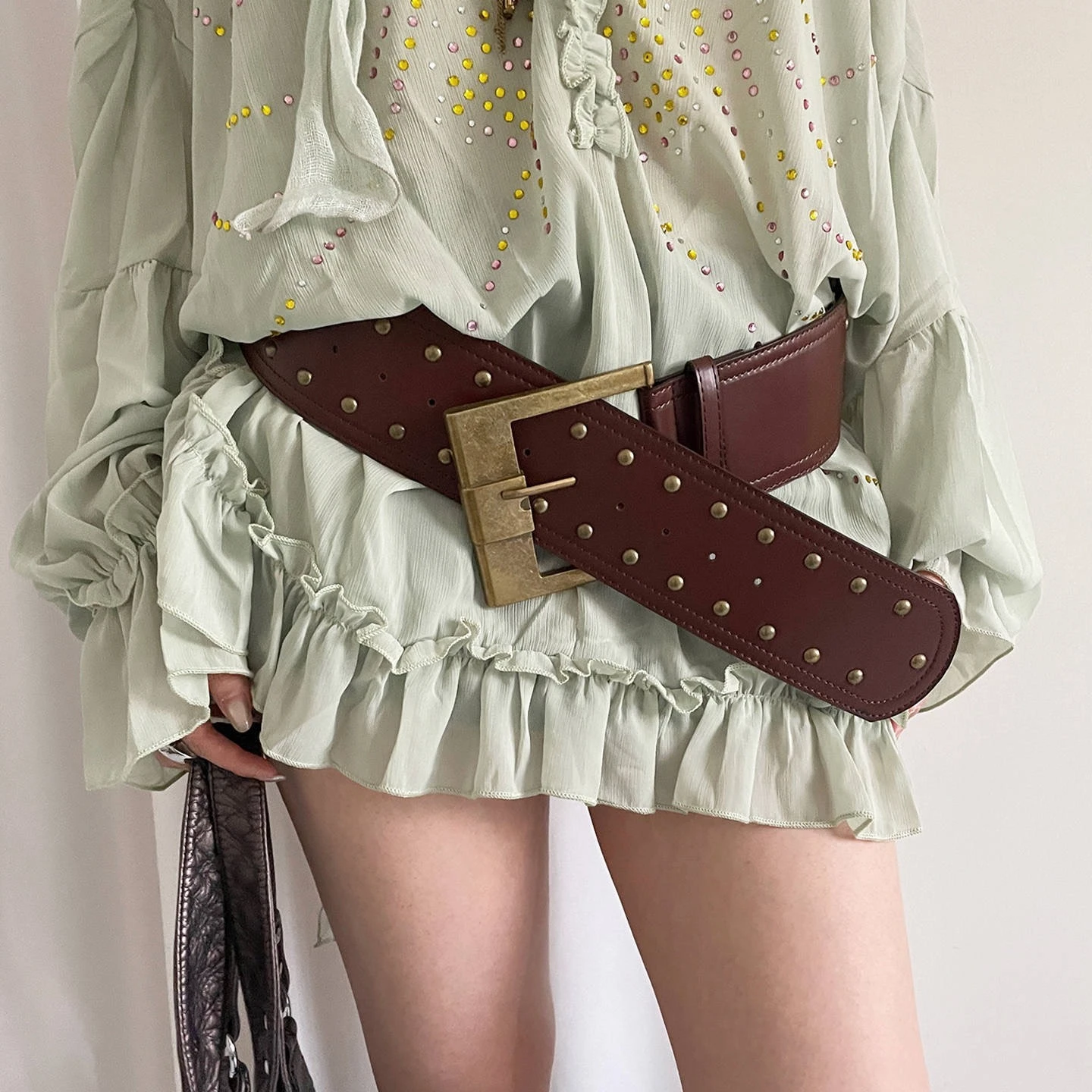 Женский широкий ремень из искусственной кожи в стиле ретро, модный панк-стиль с заклепками, подходит для свиданий, путешествий, покупок, пара с юбкой и джинсами
Женский широкий ремень из искусственной кожи в стиле ретро, модный панк-стиль с заклепками, подходит для свиданий, путешествий, покупок, пара с юбкой и джинсами