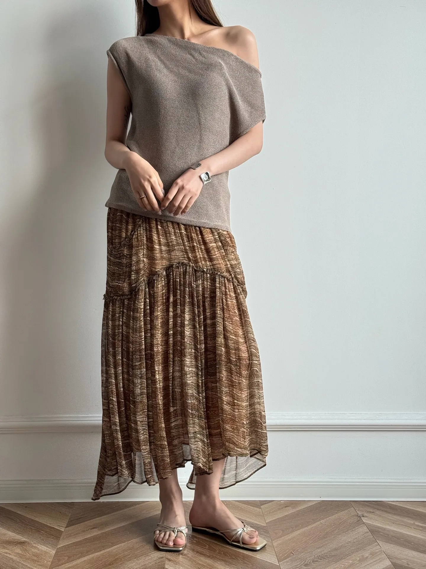 The 2025 summer new retro French irregular print skirt is A slimming and versatile A-line skirt with a loose waist
The 2025 summer new retro French irregular print skirt is A slimming and versatile A-line skirt with a loose waist