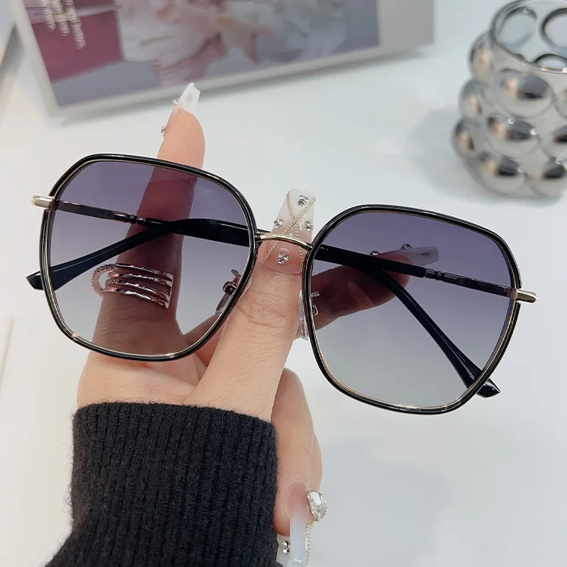 Personalized, beautiful, and fashionable sunglasses, suitable for fashionable women's clothing styles, UV resistant sunglasses
Personalized, beautiful, and fashionable sunglasses, suitable for fashionable women's clothing styles, UV resistant sunglasses