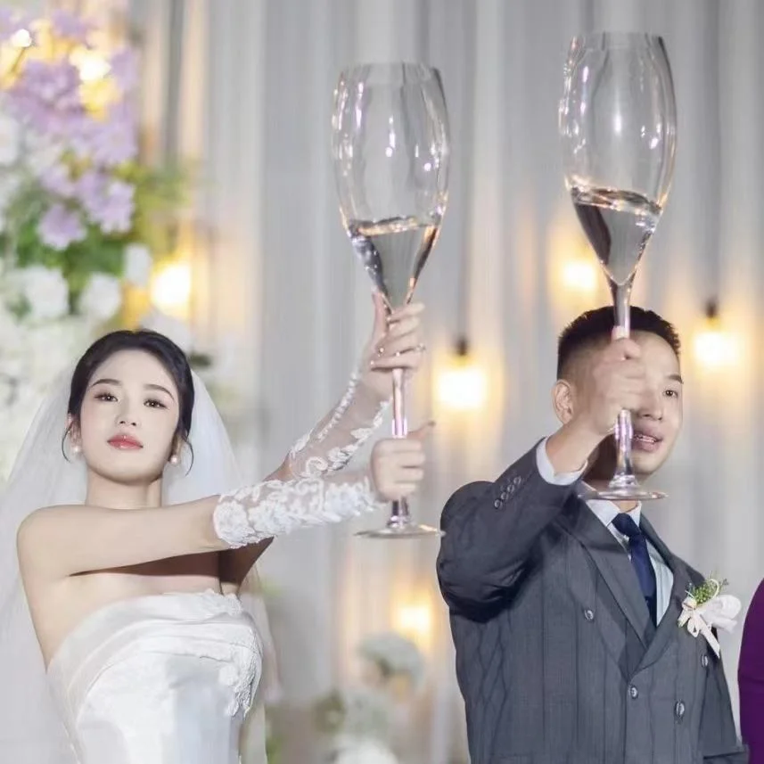 Extra Large Capacity Glass Beer Cup for Wedding Toasts Modern Simple Style Drinkware Special Atmosphere Creating Wedding Gift
Extra Large Capacity Glass Beer Cup for Wedding Toasts Modern Simple Style Drinkware Special Atmosphere Creating Wedding Gift