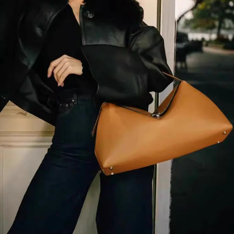 2025 Summer New Handbag Woman Fashion Commuter Niche Design High-end Sense Of Lychee Pattern One-shoulder Messenger Women Bag
2025 Summer New Handbag Woman Fashion Commuter Niche Design High-end Sense Of Lychee Pattern One-shoulder Messenger Women Bag