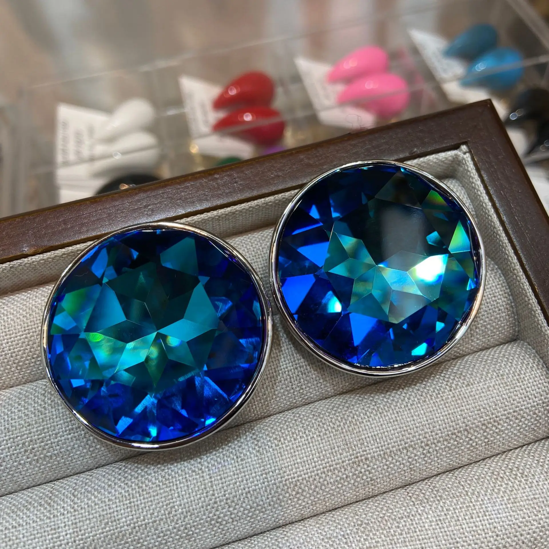 Exaggerated Blue Moissanite Stud Earrings Jewelry Accessories Large Gemstone Round Circle Earrings Female Fashion Women Gift
Exaggerated Blue Moissanite Stud Earrings Jewelry Accessories Large Gemstone Round Circle Earrings Female Fashion Women Gift