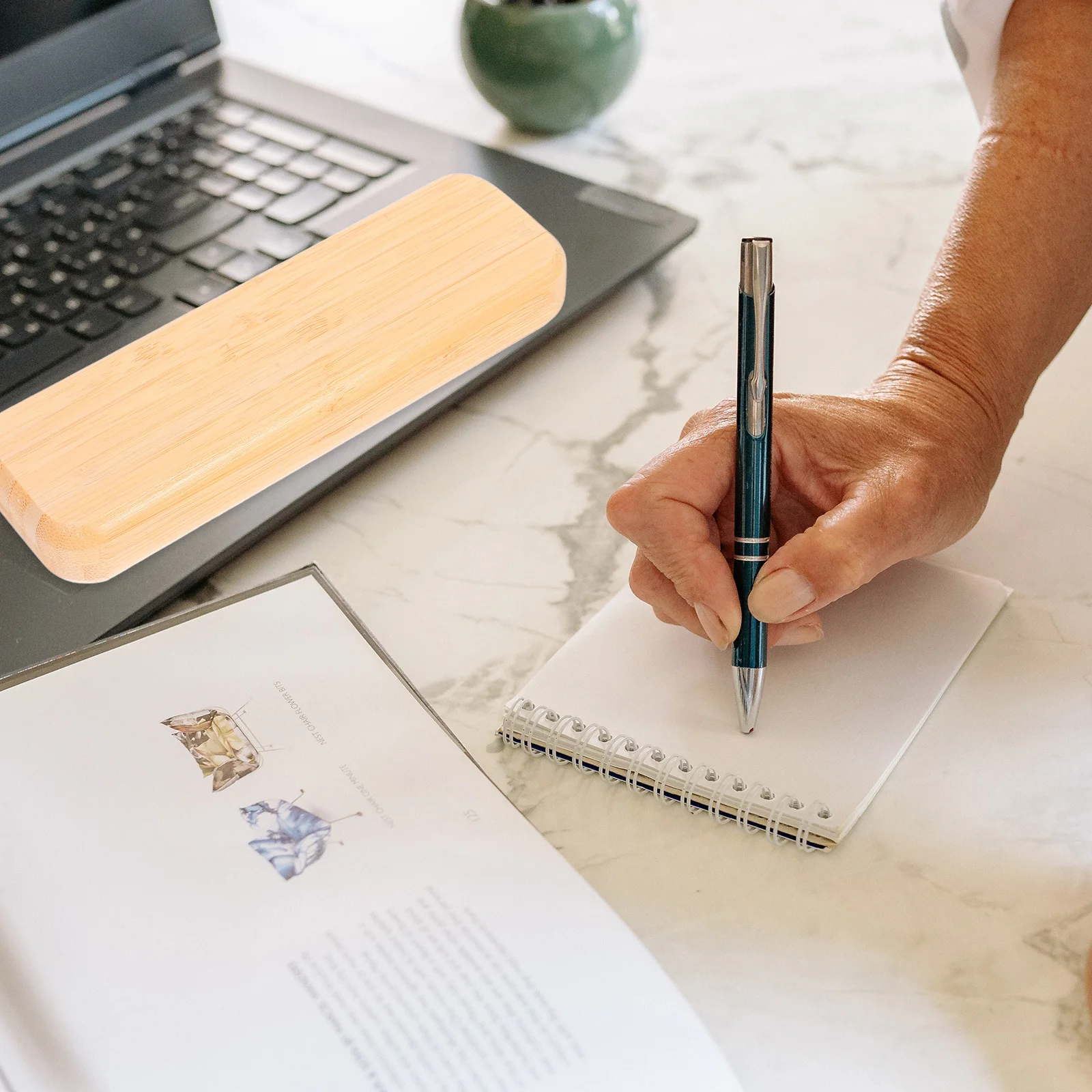 1Pcs Elegant Stationery Box Bamboo Made Pen Case Rounded Edges Safe to Handle Vintage Look DIY Friendly Desk Accessory Office
1Pcs Elegant Stationery Box Bamboo Made Pen Case Rounded Edges Safe to Handle Vintage Look DIY Friendly Desk Accessory Office