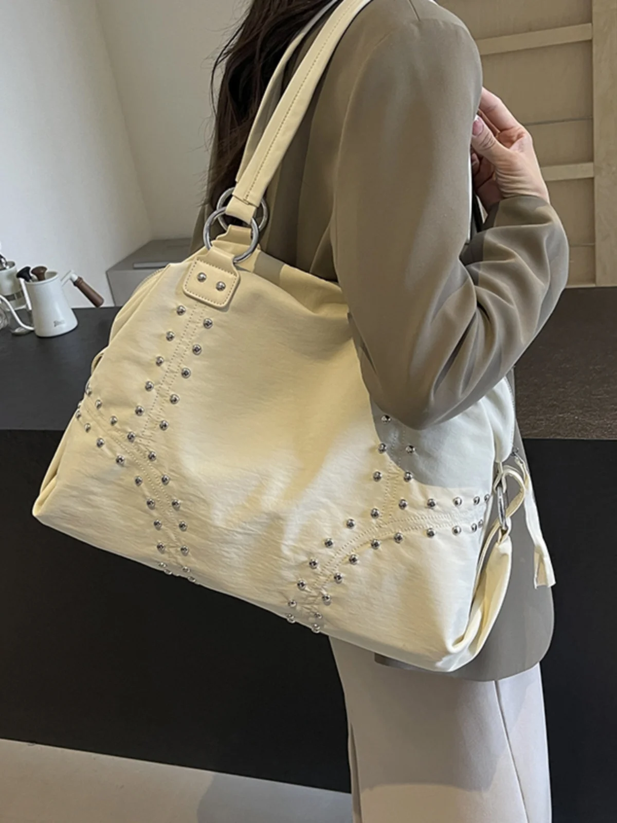 Faionable Nylon Rivet oulder Bag Women's Large Tote Bag Underarm Bag Sli Commuting Bag for Autumn Season
Faionable Nylon Rivet oulder Bag Women's Large Tote Bag Underarm Bag Sli Commuting Bag for Autumn Season