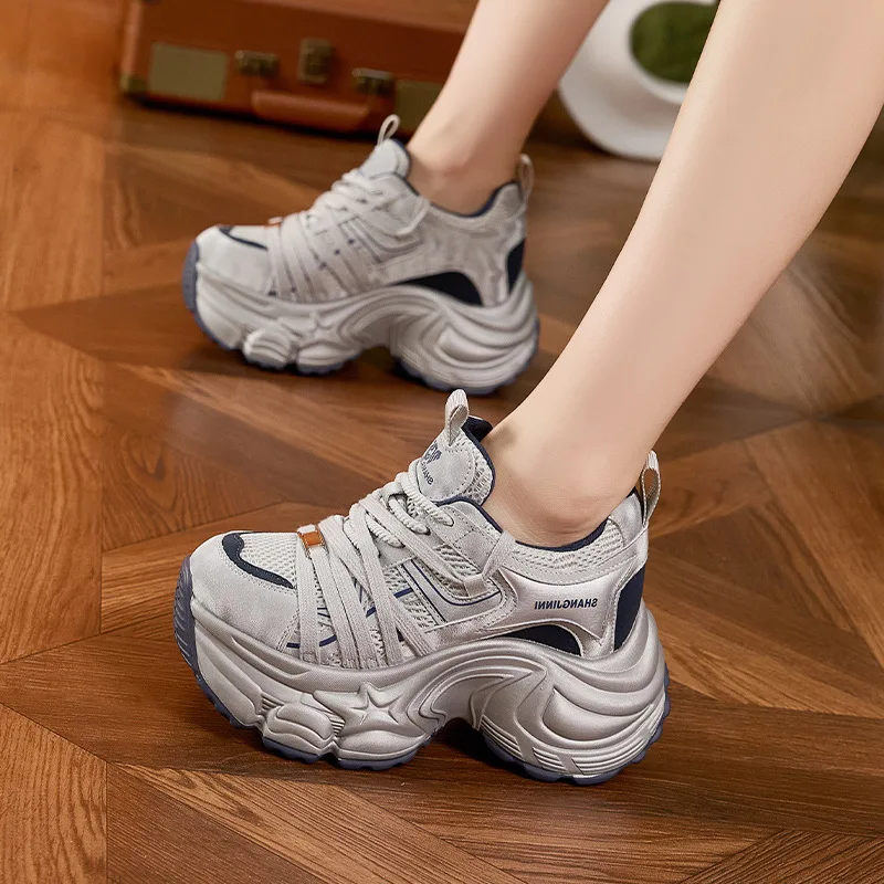 Женские кроссовки на толстой подошве в стиле «папины туфли», новинка 2026 года, корейская версия, модные повседневные спортивные туфли с увеличенной внутренней высотой
Женские кроссовки на толстой подошве в стиле «папины туфли», новинка 2026 года, корейская версия, модные повседневные спортивные туфли с увеличенной внутренней высотой