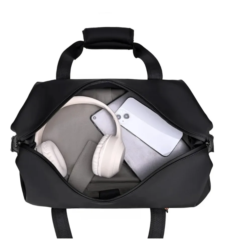 Convertible build lets this travel bag switch between hand and shoulder carry styles
Convertible build lets this travel bag switch between hand and shoulder carry styles