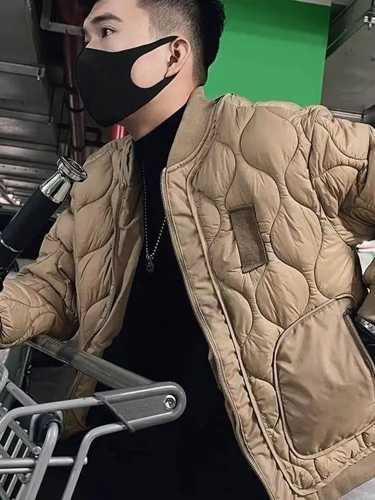 Новая мужская легкая куртка в американском стиле из хлопка с бейсбольным воротником, свободного кроя, с длинными рукавами, из полиэстера, для зимы
Новая мужская легкая куртка в американском стиле из хлопка с бейсбольным воротником, свободного кроя, с длинными рукавами, из полиэстера, для зимы