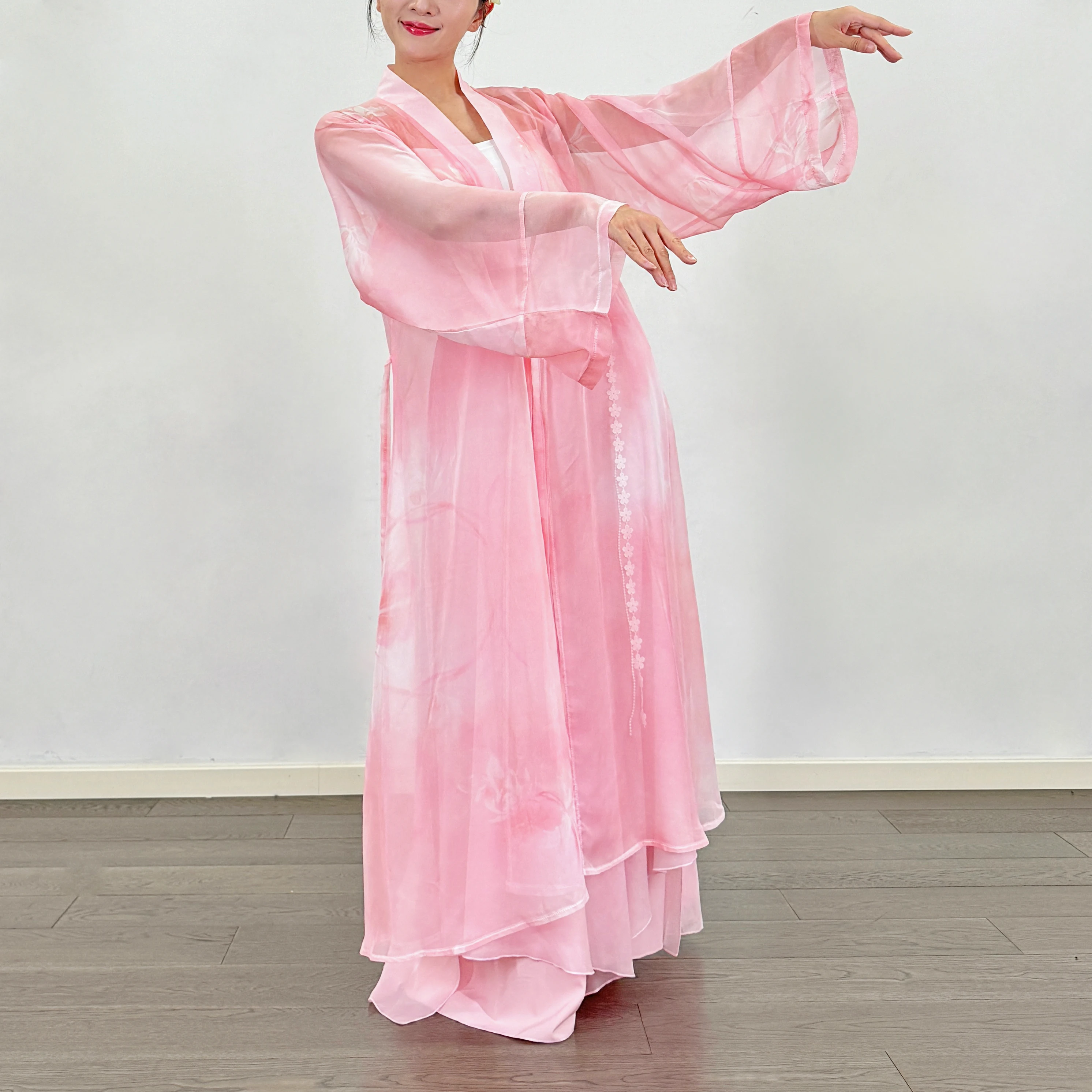 Розовый открытый кардиган с цветочным принтом, классическое танцевальное платье, синие маленькие цветы, розовый принт, весенне-осенний женский традиционный китайский ...
Розовый открытый кардиган с цветочным принтом, классическое танцевальное платье, синие маленькие цветы, розовый принт, весенне-осенний женский традиционный китайский ...