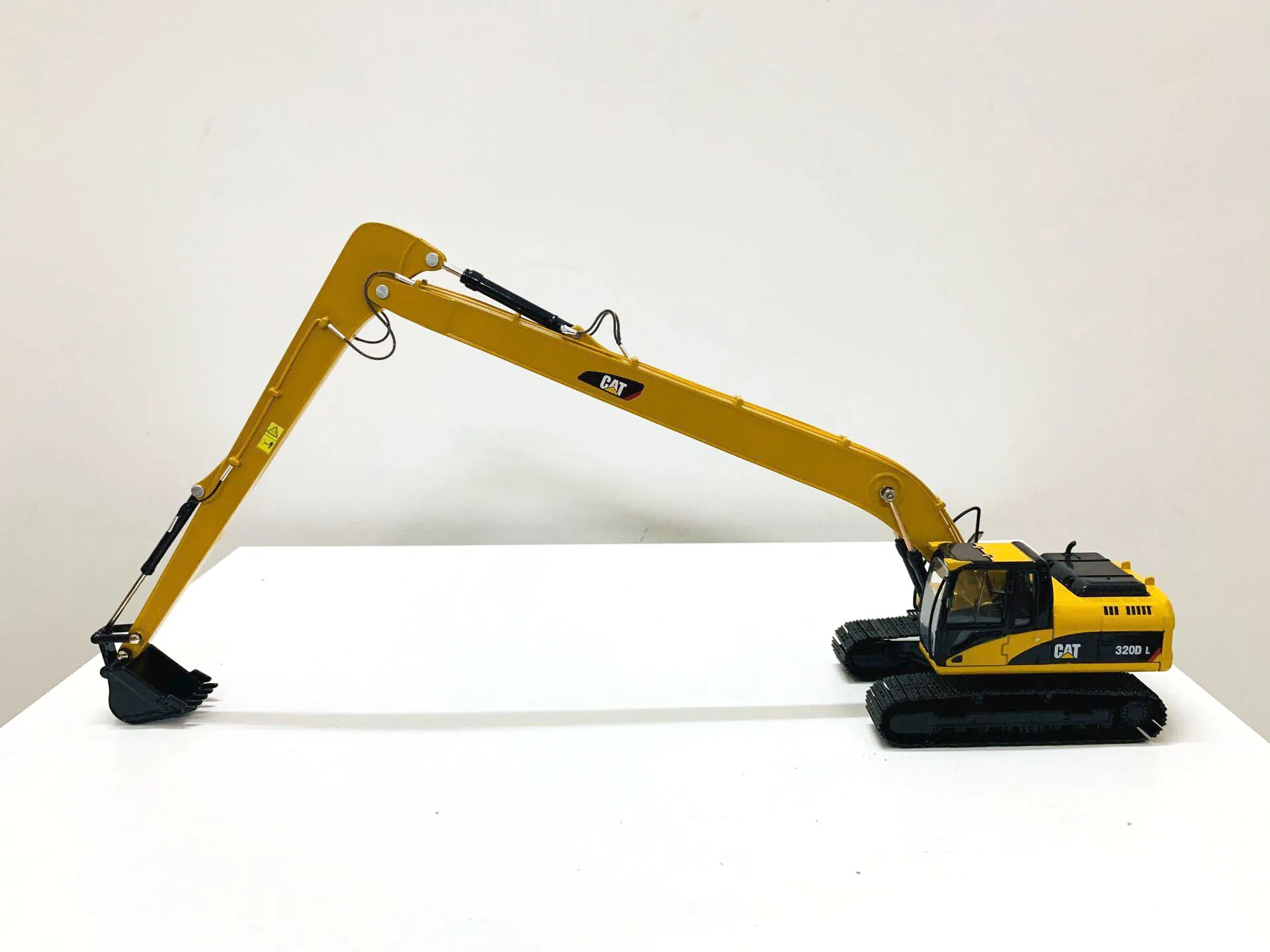 320D Long Reach Excavator Yellow 1:50 Scale Die-Cast Metal Model Engineering Vehicles
320D Long Reach Excavator Yellow 1:50 Scale Die-Cast Metal Model Engineering Vehicles