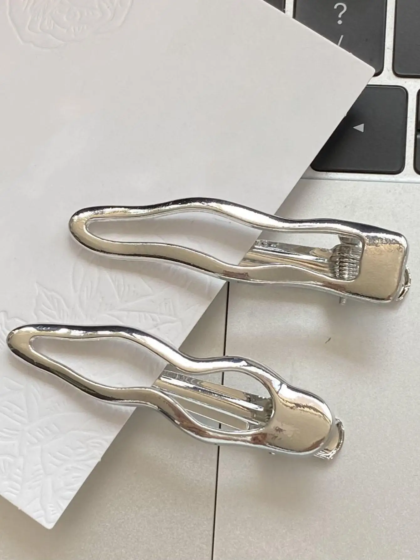 2pcs Women Minimalist Metal Silver Hair Clip,Hair Barrettes,Decorative Hair Accessories For Women Street Gold Head Piece Hair Clips Hair Claws, School Stuff, Hairpin For Outdoor Activities, Vacation, Travel, Outfit Accessories, And Gifting
2pcs Women Minimalist Metal Silver Hair Clip,Hair Barrettes,Decorative Hair Accessories For Women Street Gold Head Piece Hair Clips Hair Claws, School Stuff, Hairpin For Outdoor Activities, Vacation, Travel, Outfit Accessories, And Gifting