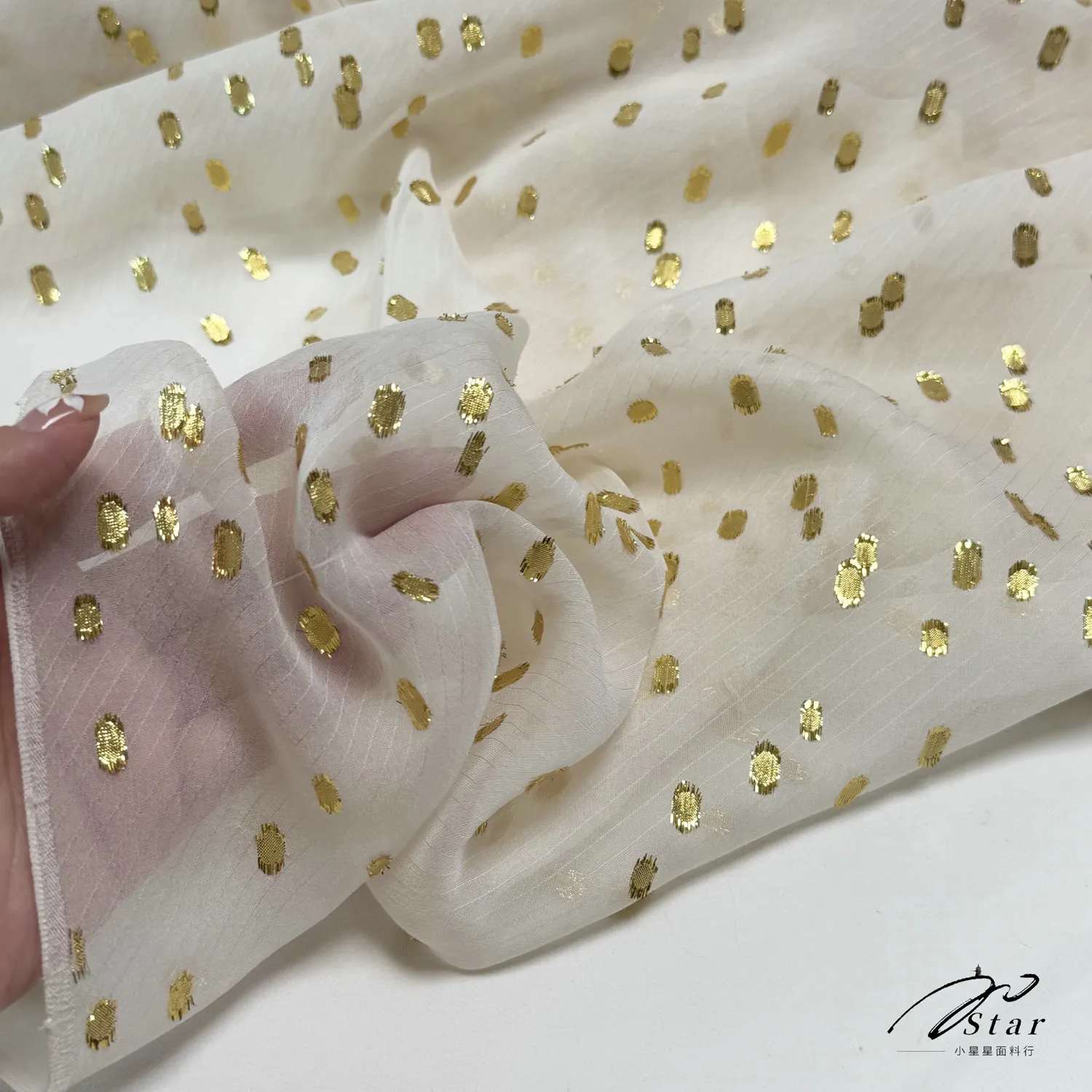 Summer Light and Slightly Transparent Silk Qiaoqi Fabric Embroidered Sequin Model Fashion Costume Stage Narrow
Summer Light and Slightly Transparent Silk Qiaoqi Fabric Embroidered Sequin Model Fashion Costume Stage Narrow