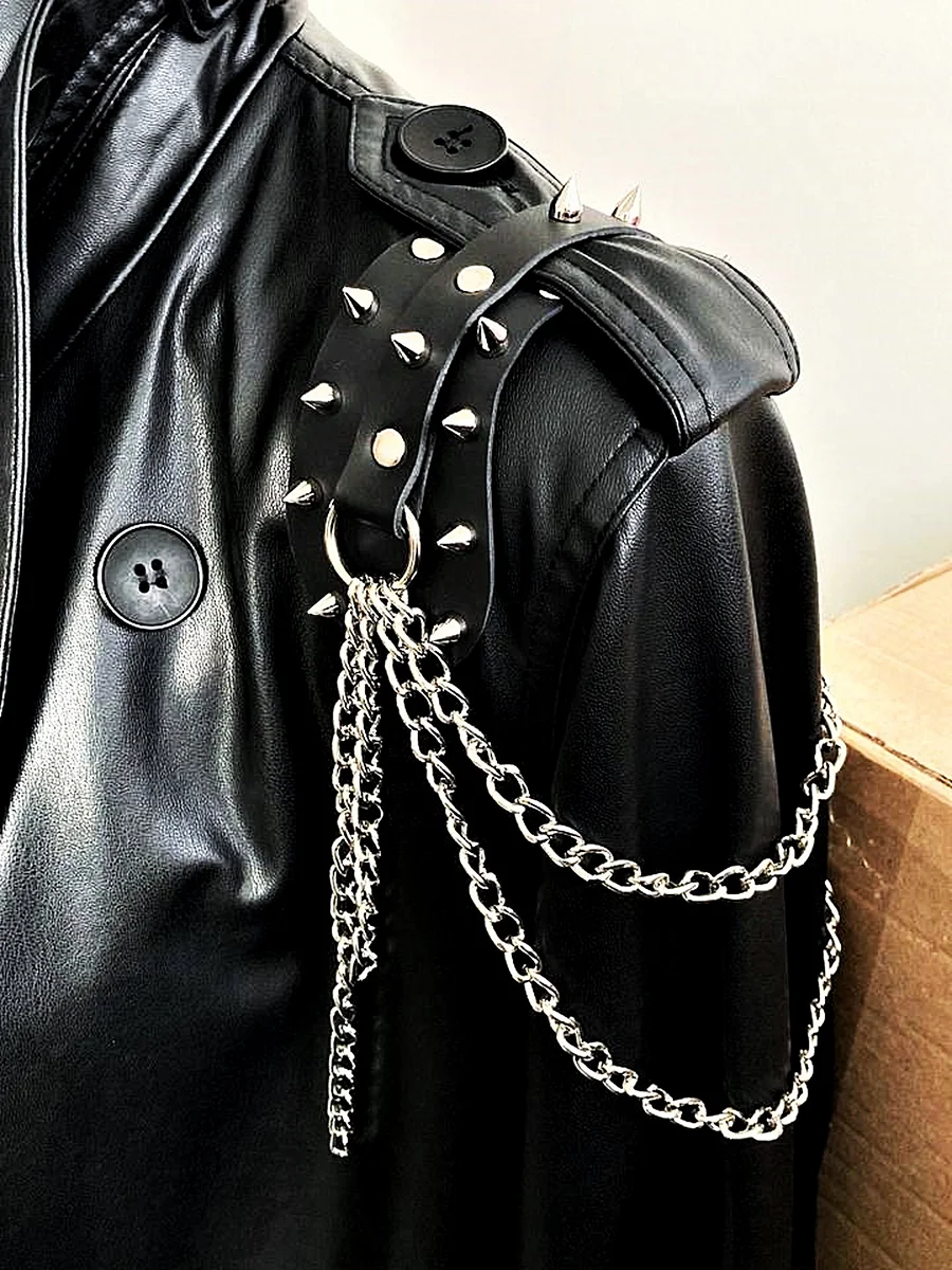 Черная кожаная наплечная часть с заклепками и цепочками — эполет в стиле панк для курток и пальто
Черная кожаная наплечная часть с заклепками и цепочками — эполет в стиле панк для курток и пальто