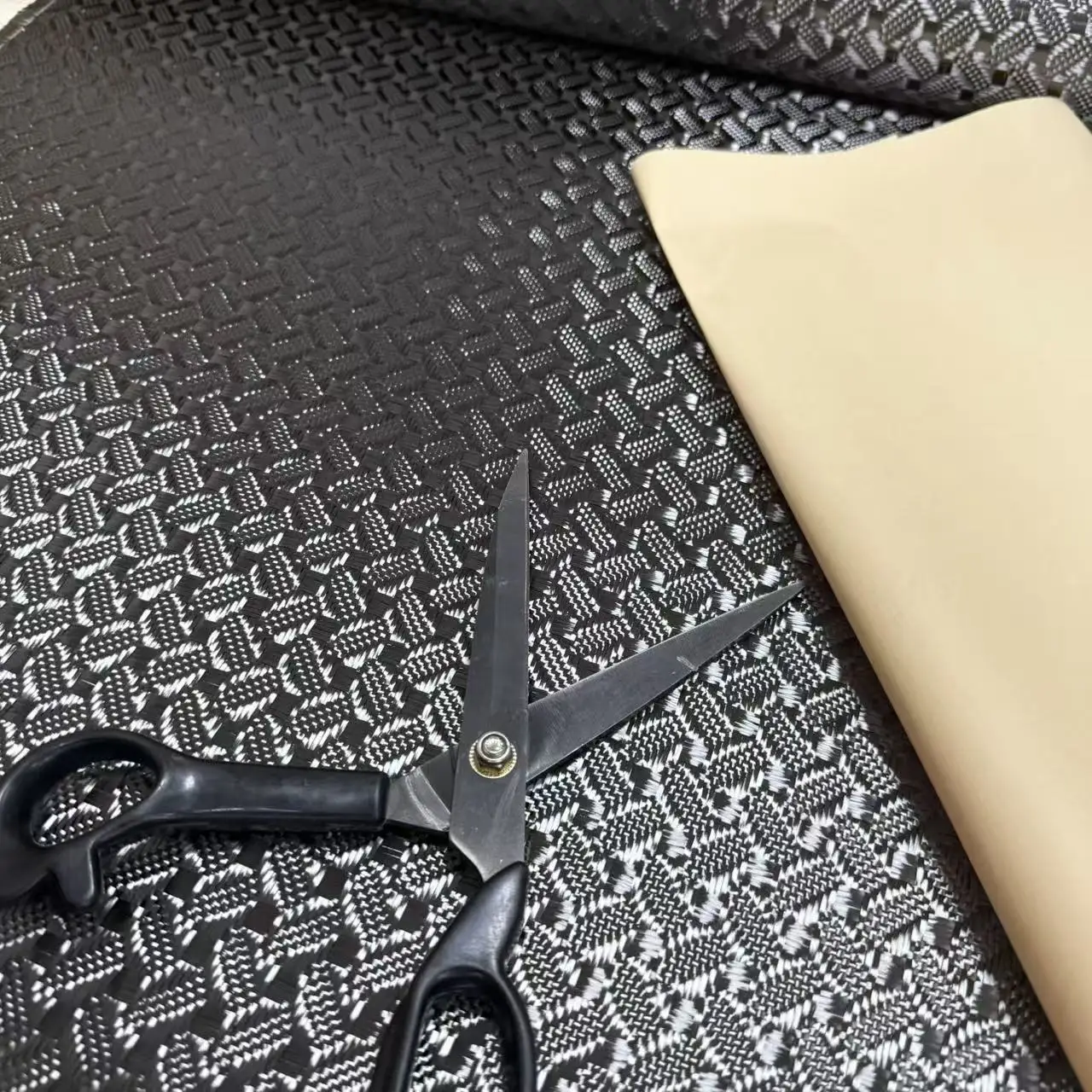 3K 240g real carbon fiber blended fiber fabric, coffee bean pattern, used for fishing rod, motorcycle, car, 1m (40")* 1m (40")
3K 240g real carbon fiber blended fiber fabric, coffee bean pattern, used for fishing rod, motorcycle, car, 1m (40")* 1m (40")
