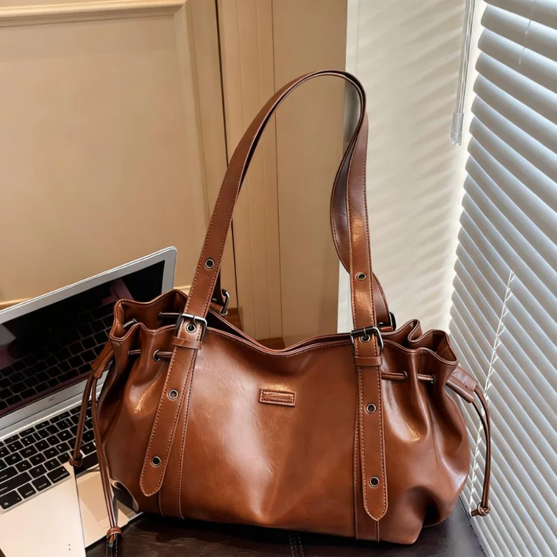 Корейская брендовая женская сумка-тоут в стиле ретро, большая вместительная коричневая сумка, модная сумка на плечо подмышками, регулируемый плечевой ремень
Корейская брендовая женская сумка-тоут в стиле ретро, большая вместительная коричневая сумка, модная сумка на плечо подмышками, регулируемый плечевой ремень
