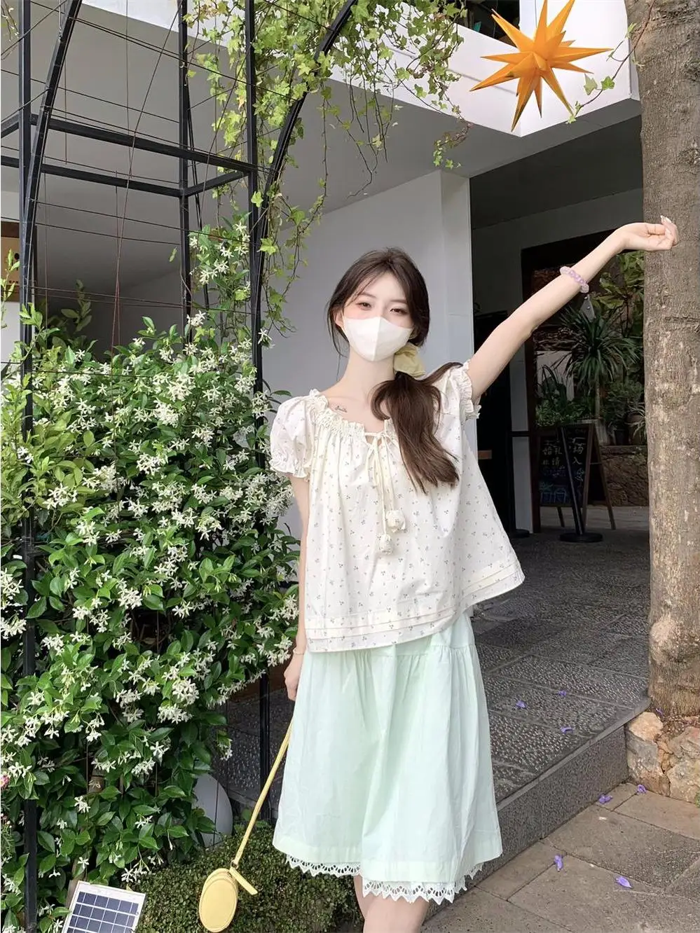 Girls Floral Print Bubble Sleeve Shirt Summer 2026 New Loose Casual Bow Tie Top Breathable Thin Korean Style round Neck Short...
Girls Floral Print Bubble Sleeve Shirt Summer 2026 New Loose Casual Bow Tie Top Breathable Thin Korean Style round Neck Short...