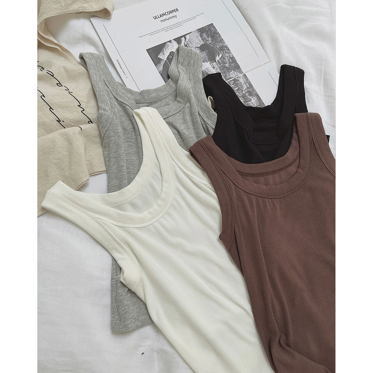 2022 Women Basic Crop Tank Camis Top Y2k Woman T-shirt Corset Summer Clothes Korean Urban Sleeveless Elegant White Black
2022 Women Basic Crop Tank Camis Top Y2k Woman T-shirt Corset Summer Clothes Korean Urban Sleeveless Elegant White Black