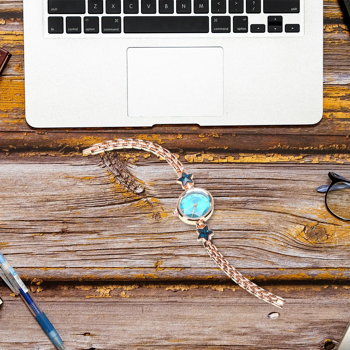 Женские кварцевые часы из розового золота, модные наручные часы в форме звезды со стразами, точное измерение времени, изящное украшение для запястья
Женские кварцевые часы из розового золота, модные наручные часы в форме звезды со стразами, точное измерение времени, изящное украшение для запястья