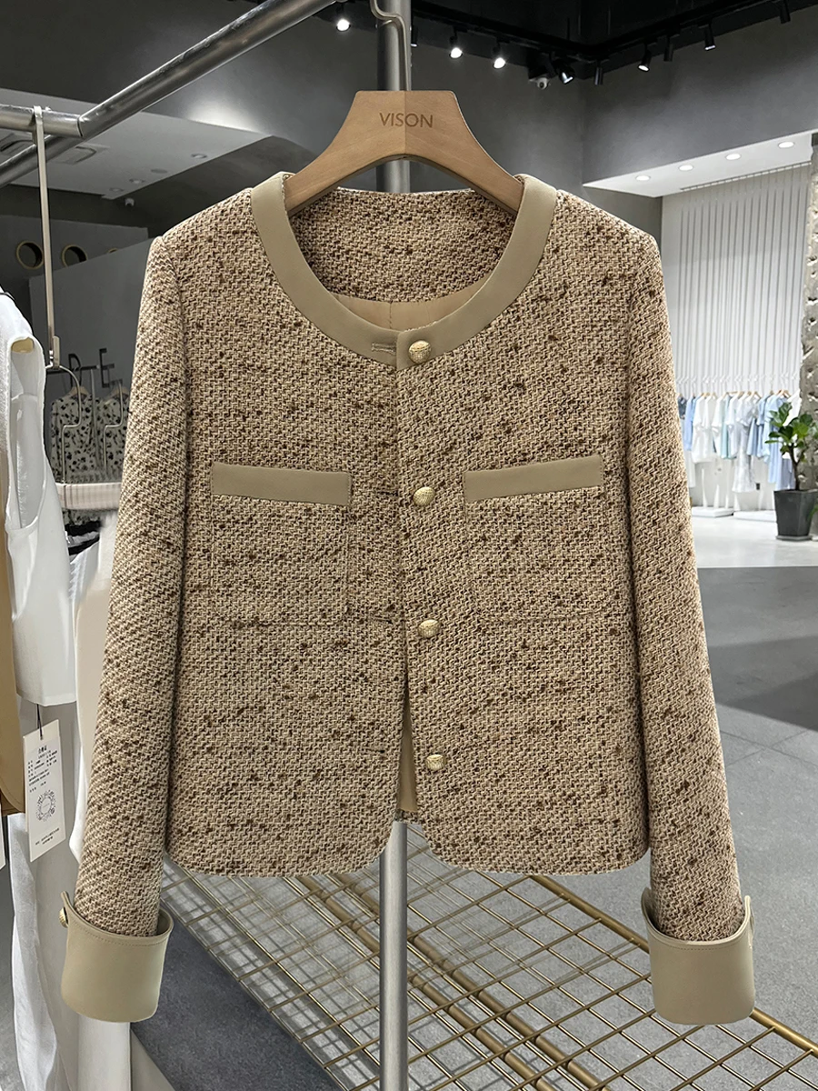 Карамельное короткое пальто в британском стиле, женская модная новинка 2025 года, осенне-зимнее, из твида с дизайнерскими вставками, универсальный топ на пуговицах с круглым вырезом
Карамельное короткое пальто в британском стиле, женская модная новинка 2025 года, осенне-зимнее, из твида с дизайнерскими вставками, универсальный топ на пуговицах с круглым вырезом