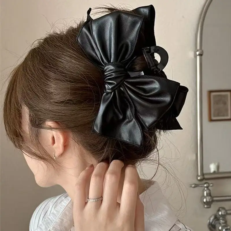 Fashion Big Leather Bow Hair Clips Women Black Beige Brown Versatile Jaw Clips Elegant Headwear For Wedding Party Daily Gift
Fashion Big Leather Bow Hair Clips Women Black Beige Brown Versatile Jaw Clips Elegant Headwear For Wedding Party Daily Gift