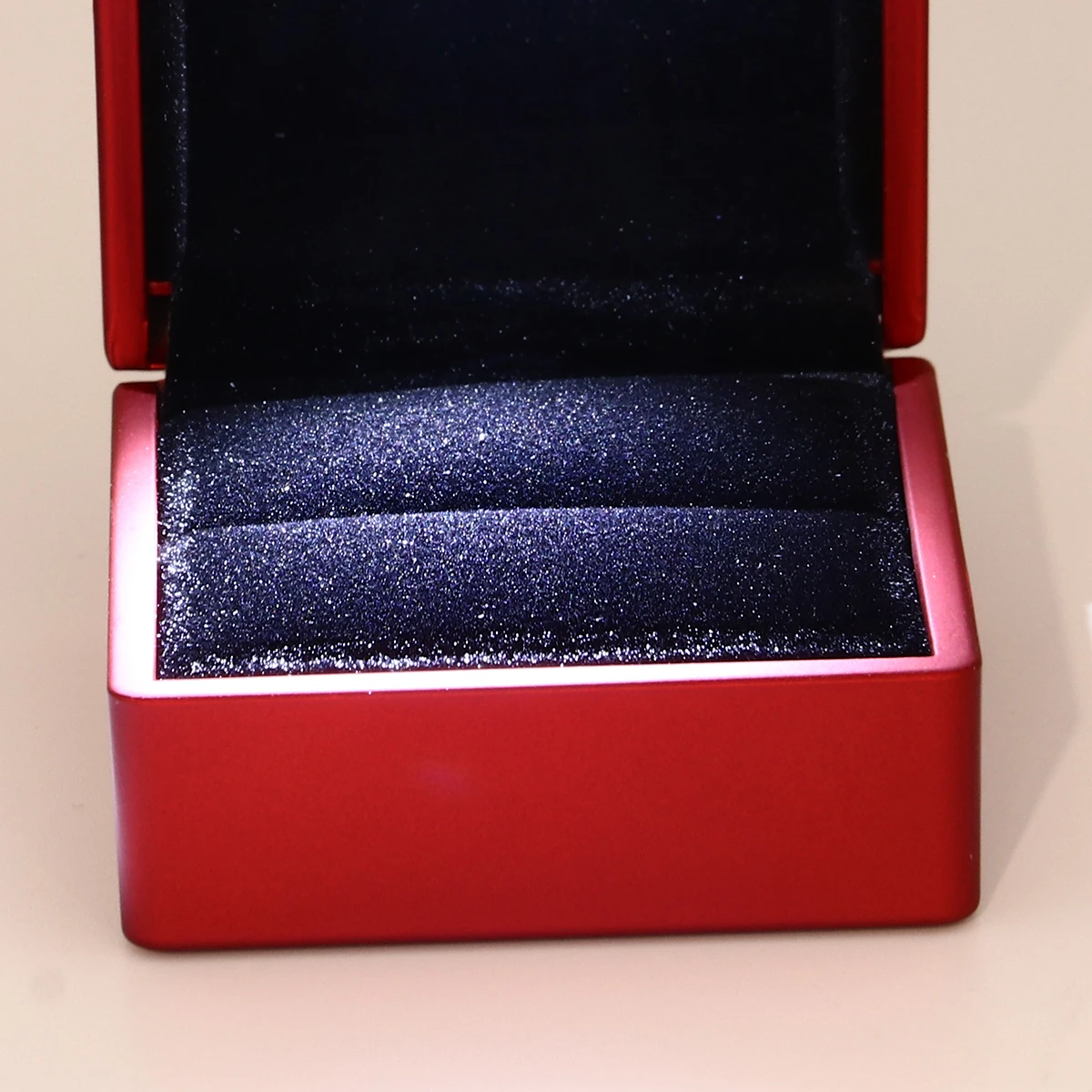 Светодиодная шкатулка для драгоценностей Красный держатель освещения Открытое закрытие Высококачественный выбор Свадебный подарок на помолвку Светодиодная коробка для колец
Светодиодная шкатулка для драгоценностей Красный держатель освещения Открытое закрытие Высококачественный выбор Свадебный подарок на помолвку Светодиодная коробка для колец