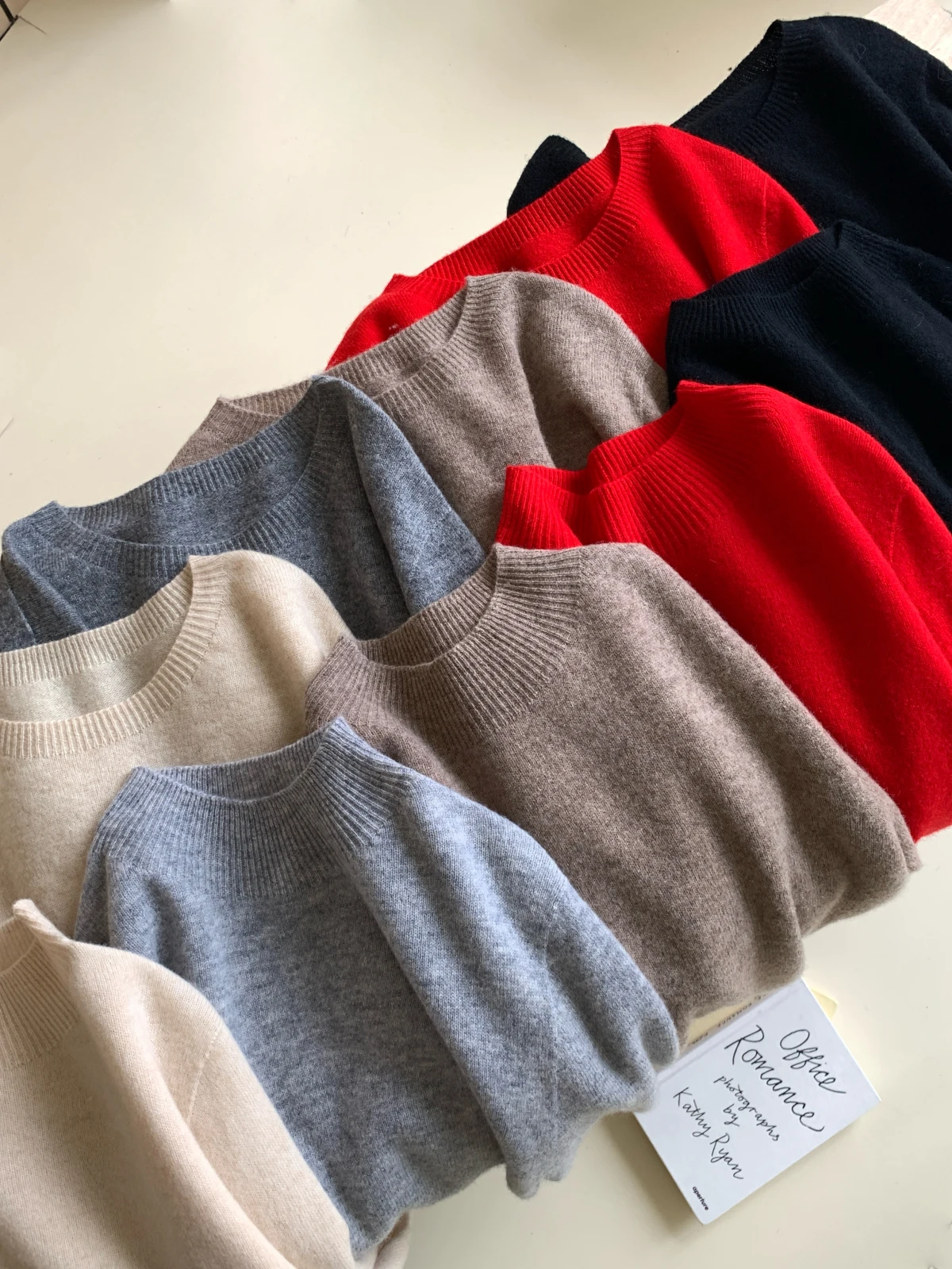 Женский базовый вязаный свитер с круглым вырезом и высоким воротником, осень-зима 2024, теплый, однотонный, универсальный, с длинными рукавами, шерстяной топ
Женский базовый вязаный свитер с круглым вырезом и высоким воротником, осень-зима 2024, теплый, однотонный, универсальный, с длинными рукавами, шерстяной топ