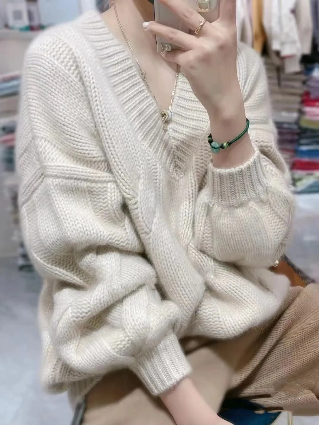 Soft and chewy autumn and winter pure cashmere women's V-neck hanky thick short sweater lazy wool base shirt
Soft and chewy autumn and winter pure cashmere women's V-neck hanky thick short sweater lazy wool base shirt