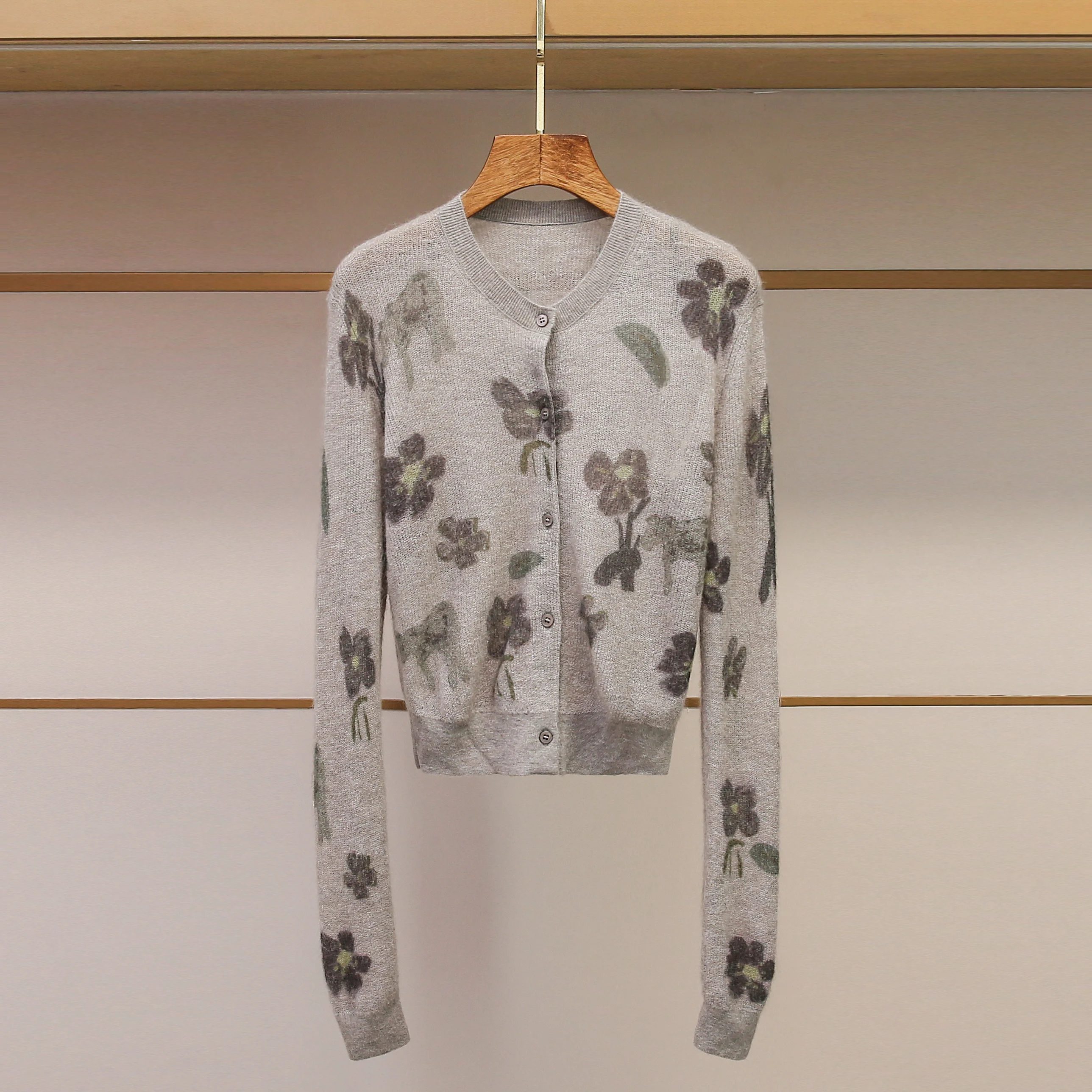 Ретро-свитер с цветочным принтом, открытый спереди, с круглым вырезом, тонкий вязаный, женский, зимний, новинка, модный, премиум-класса.
Ретро-свитер с цветочным принтом, открытый спереди, с круглым вырезом, тонкий вязаный, женский, зимний, новинка, модный, премиум-класса.