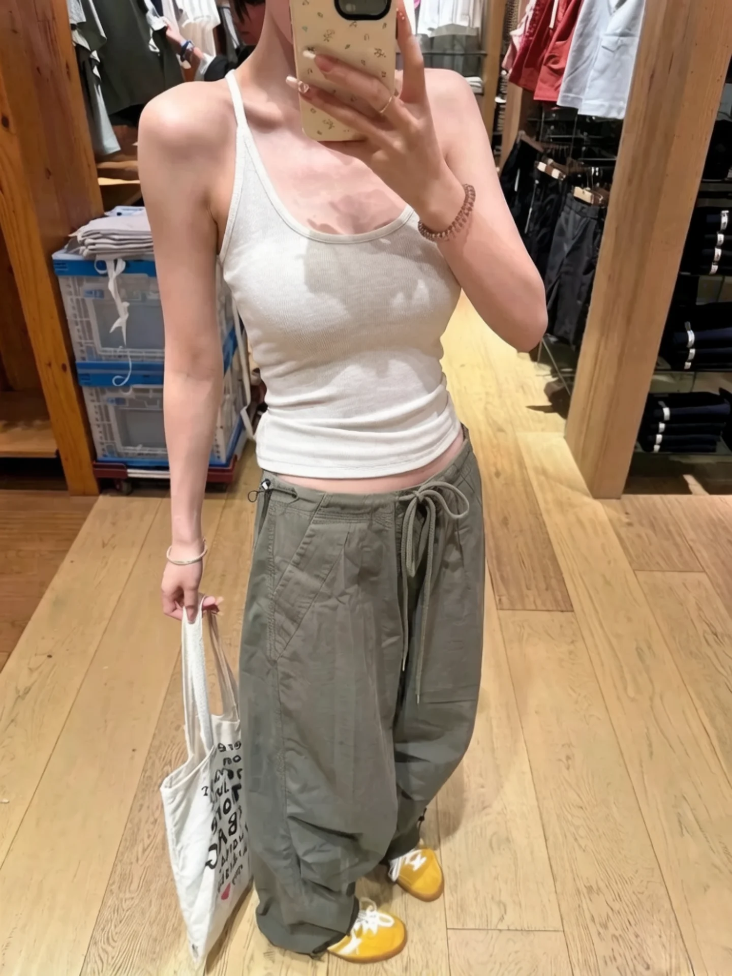 95% Cotton Summer Women's Tank Top with Chest Pad Hanging Neck Strap Vest Large Size Base Layer Outerwear for Underarm Coverage
95% Cotton Summer Women's Tank Top with Chest Pad Hanging Neck Strap Vest Large Size Base Layer Outerwear for Underarm Coverage