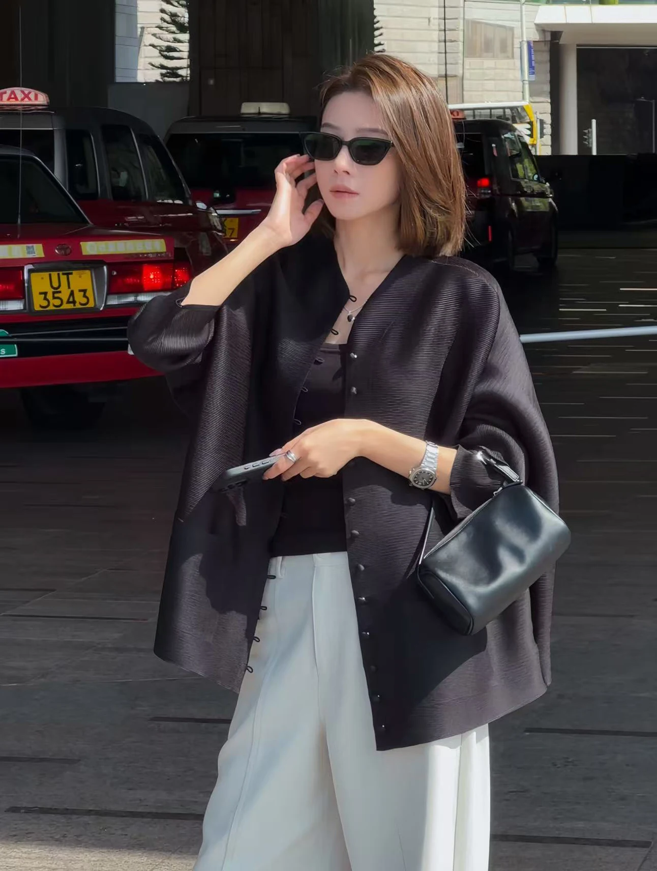 Новое осенне-зимнее плиссированное пальто с пуговицами и двойными карманами, свободного кроя, с длинными рукавами, V-образным вырезом, для женщин.
Новое осенне-зимнее плиссированное пальто с пуговицами и двойными карманами, свободного кроя, с длинными рукавами, V-образным вырезом, для женщин.