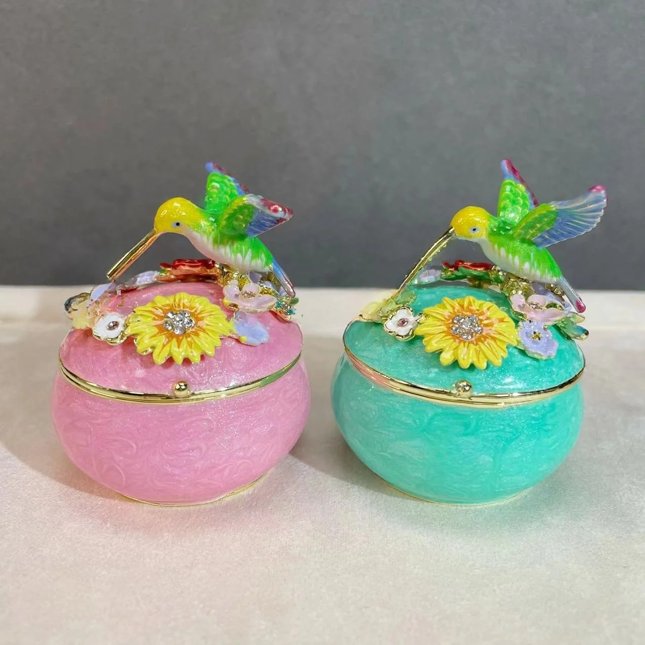 Small ornament enamel jewelry box creative home decoration exquisite European hummingbird box circular ring box gift ornament
Small ornament enamel jewelry box creative home decoration exquisite European hummingbird box circular ring box gift ornament