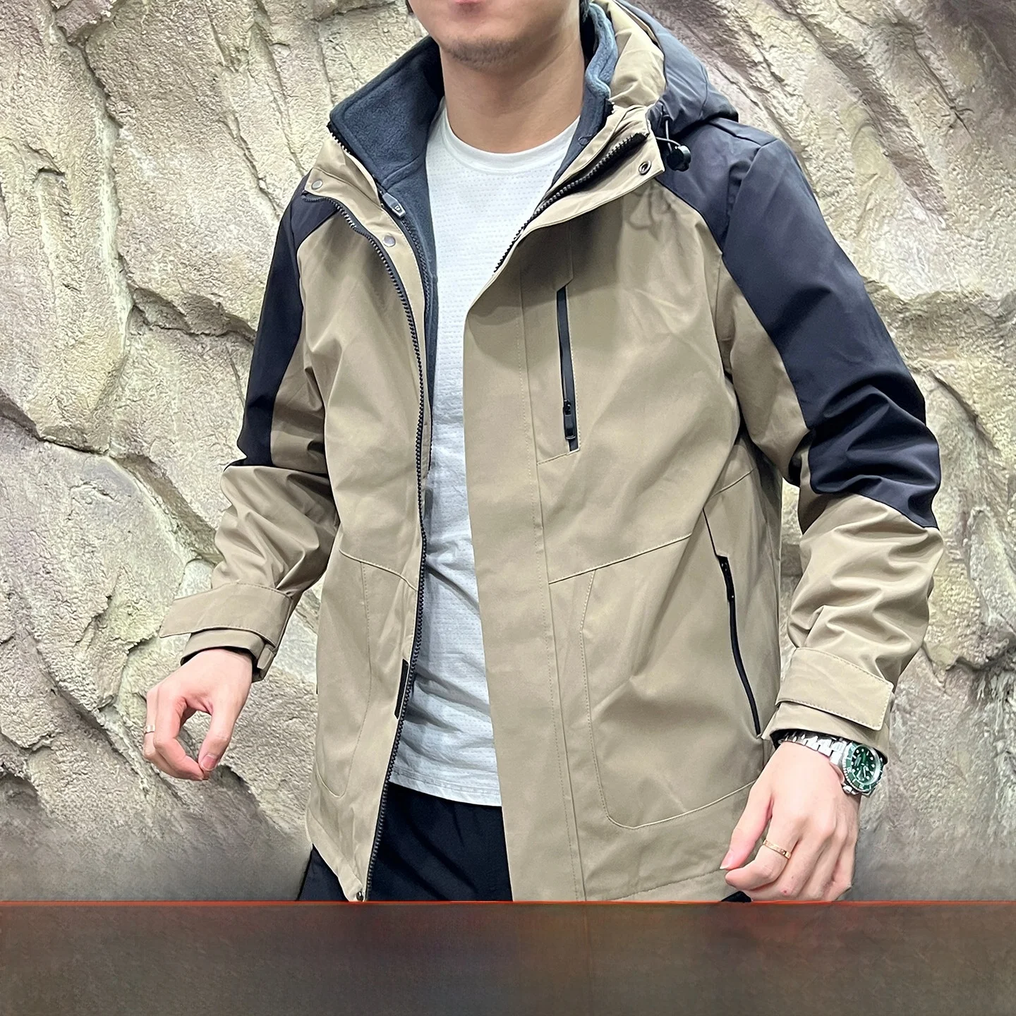 Мужская футболка-в-одному со съемной внутренней подкладкой, ветрозащитное уличное пальто, повседневное пальто из полиэфирного волокна, длинная молния све
Мужская футболка-в-одному со съемной внутренней подкладкой, ветрозащитное уличное пальто, повседневное пальто из полиэфирного волокна, длинная молния све