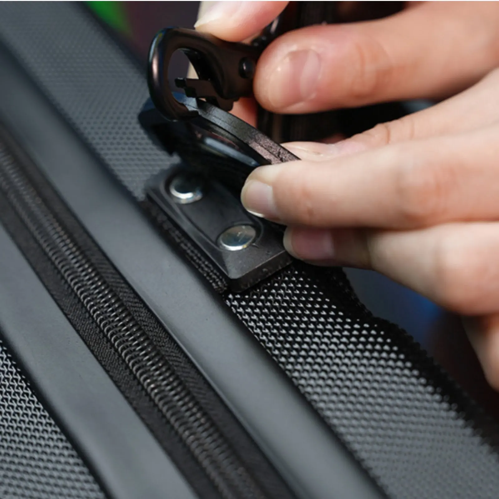 3-Slot Cue Case Multiple Compartment Billiard Cue Case Adjustable Shoulder Strap Safeguarding Hard Shell
3-Slot Cue Case Multiple Compartment Billiard Cue Case Adjustable Shoulder Strap Safeguarding Hard Shell