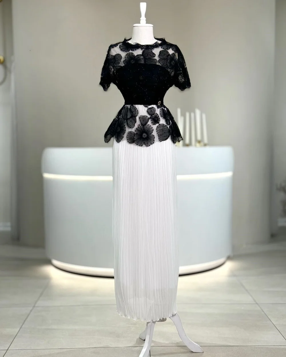 Customized Intricate Exquisite Organza Handmade Flower Draped Beading Straight Scoop Neck Long Dresses Bespoke Occasion Dresses
Customized Intricate Exquisite Organza Handmade Flower Draped Beading Straight Scoop Neck Long Dresses Bespoke Occasion Dresses